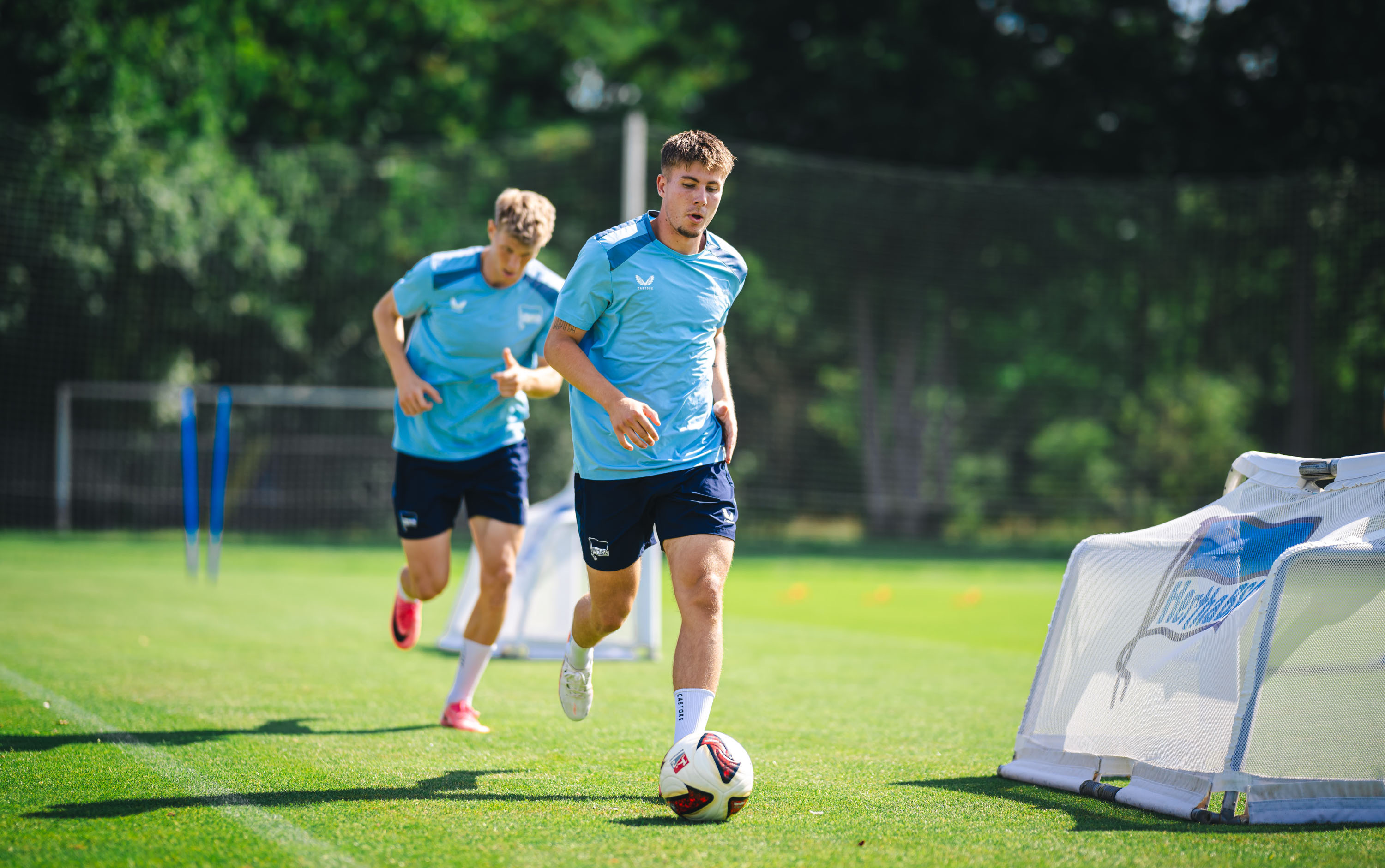 Gustav Christensen mit Ball am Fuß.