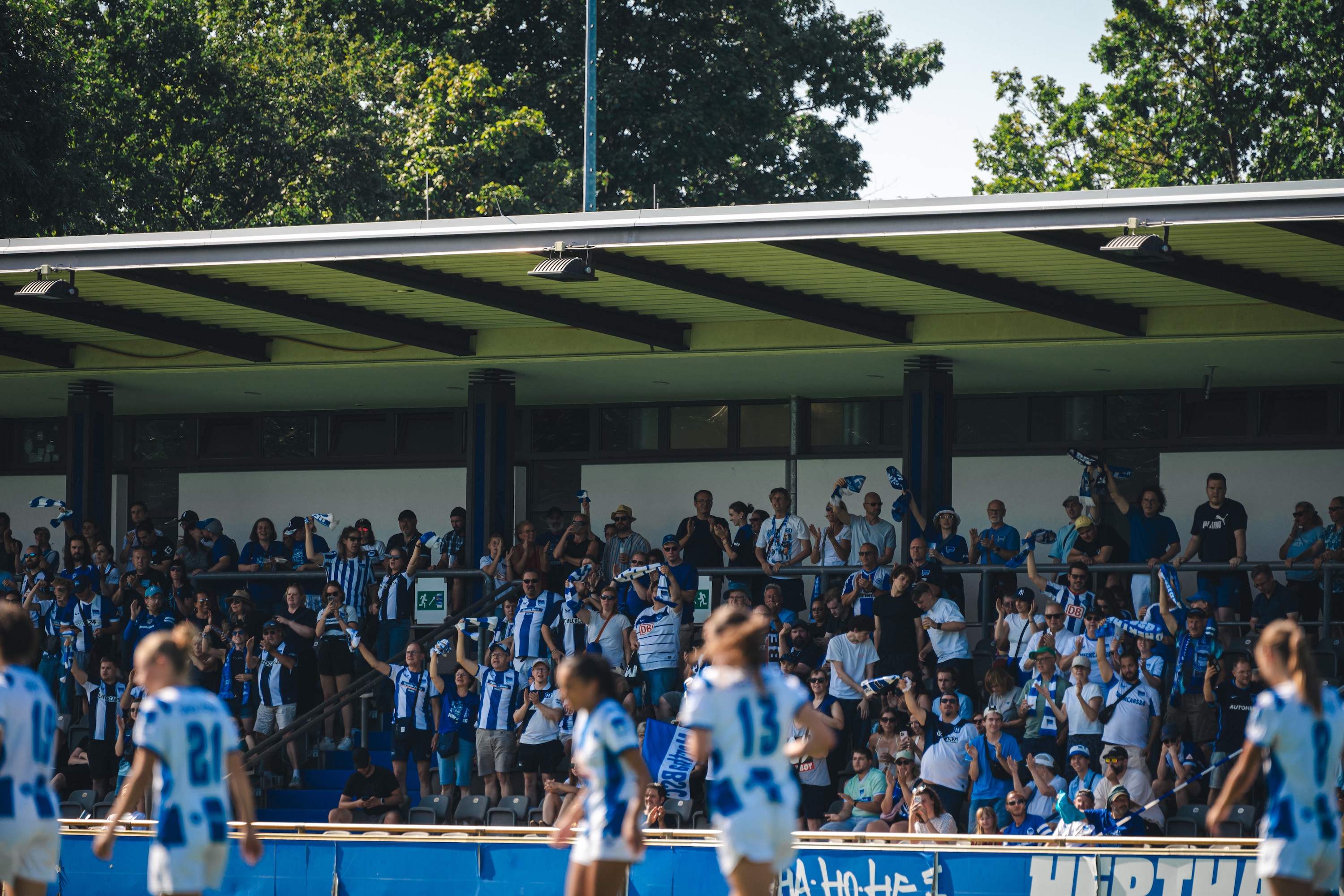 Blau-weiße Fans jubeln über ein Tor unserer Frauen.