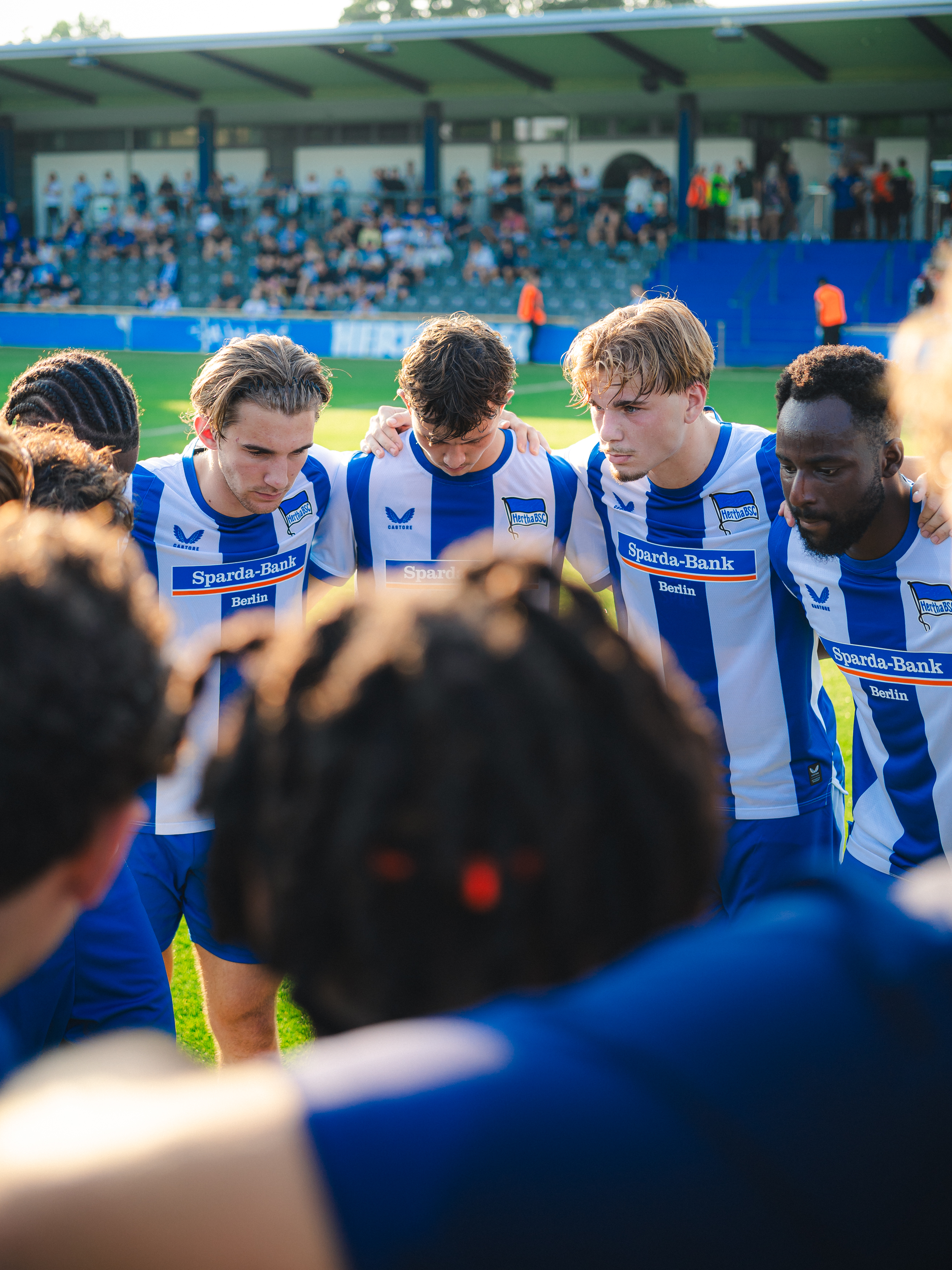 Unsere U23 formiert sich im Teamkreis.