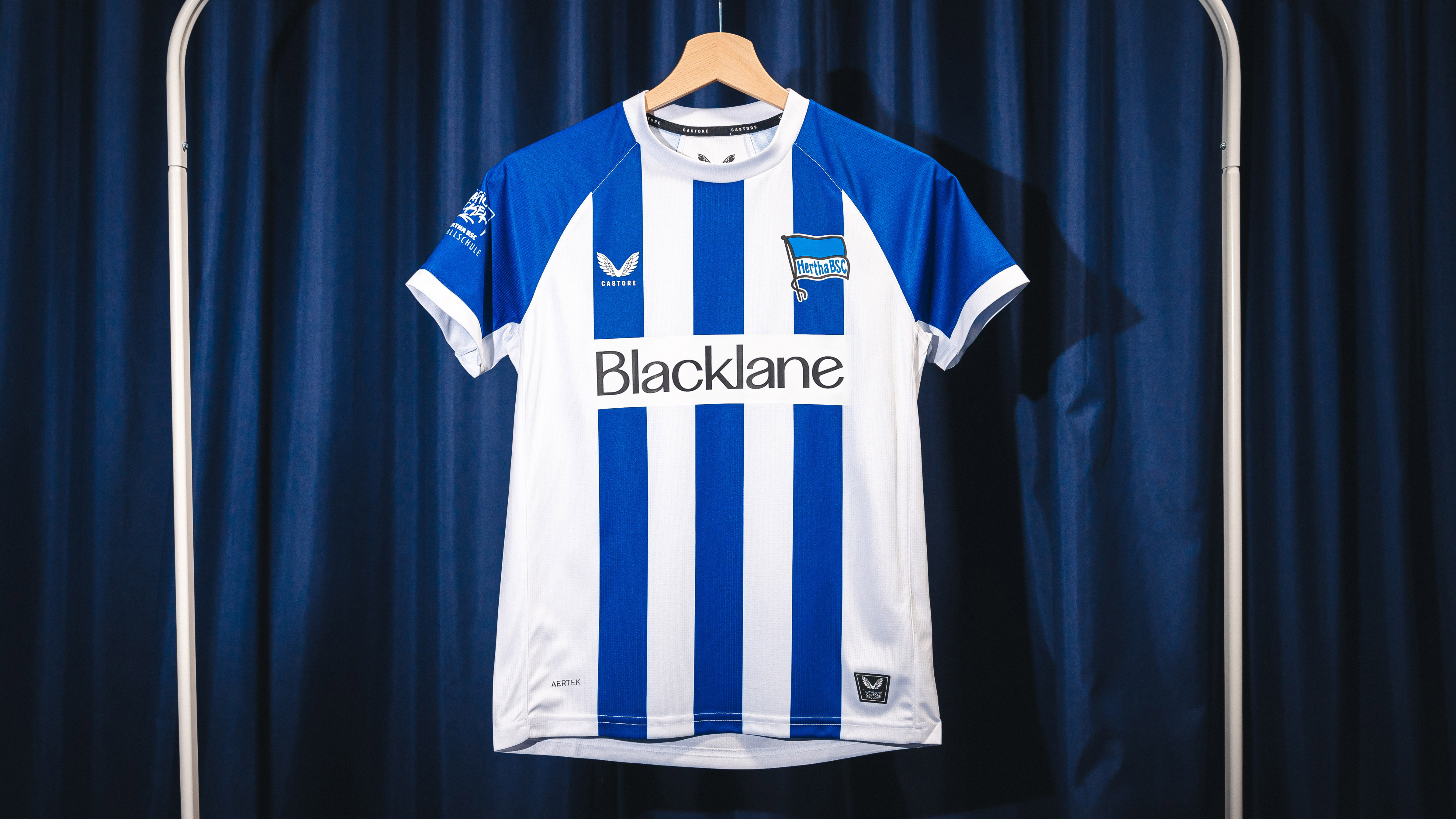 Blacklane als Partner auf einem Hertha-Trikot.