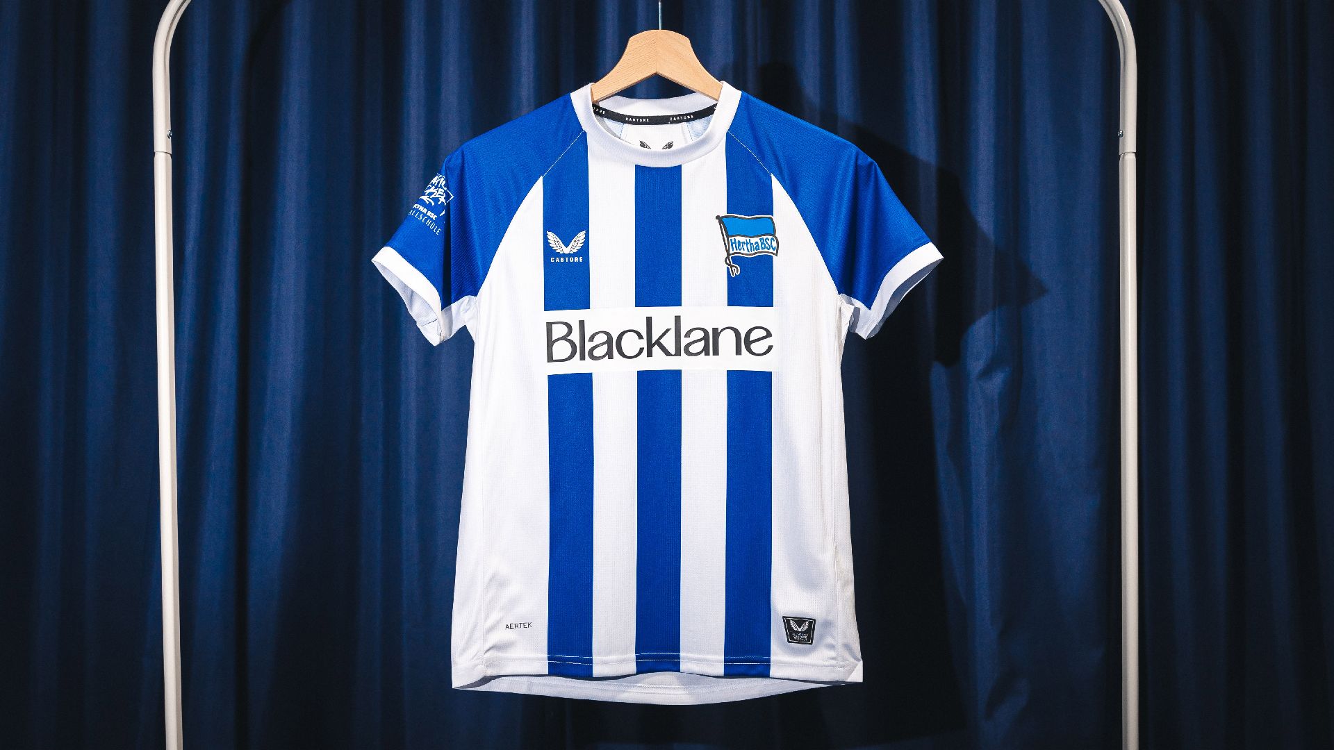 Blacklane als Partner auf einem Hertha-Trikot.