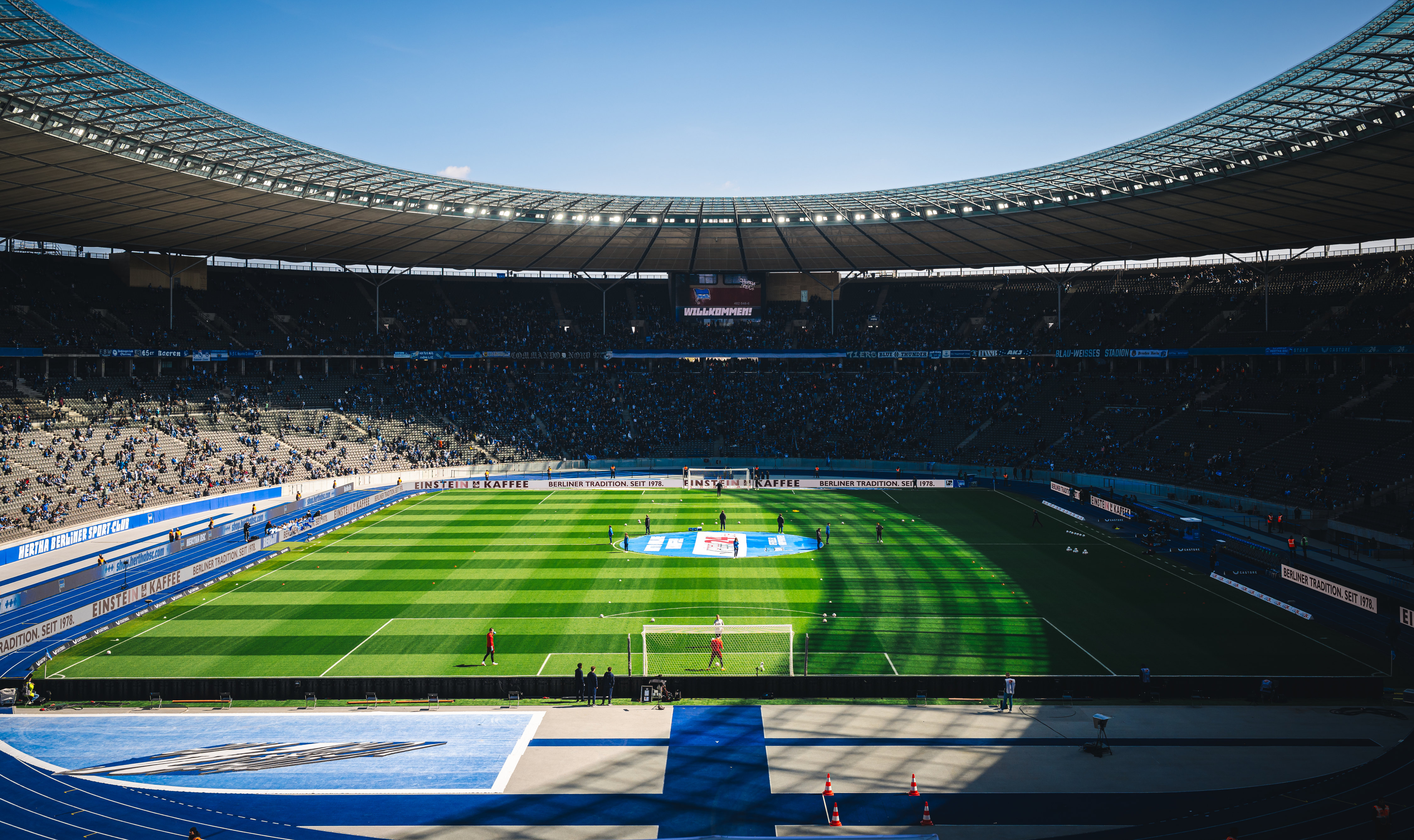 Das Olympiastadion von innen bei Sonnenschein.