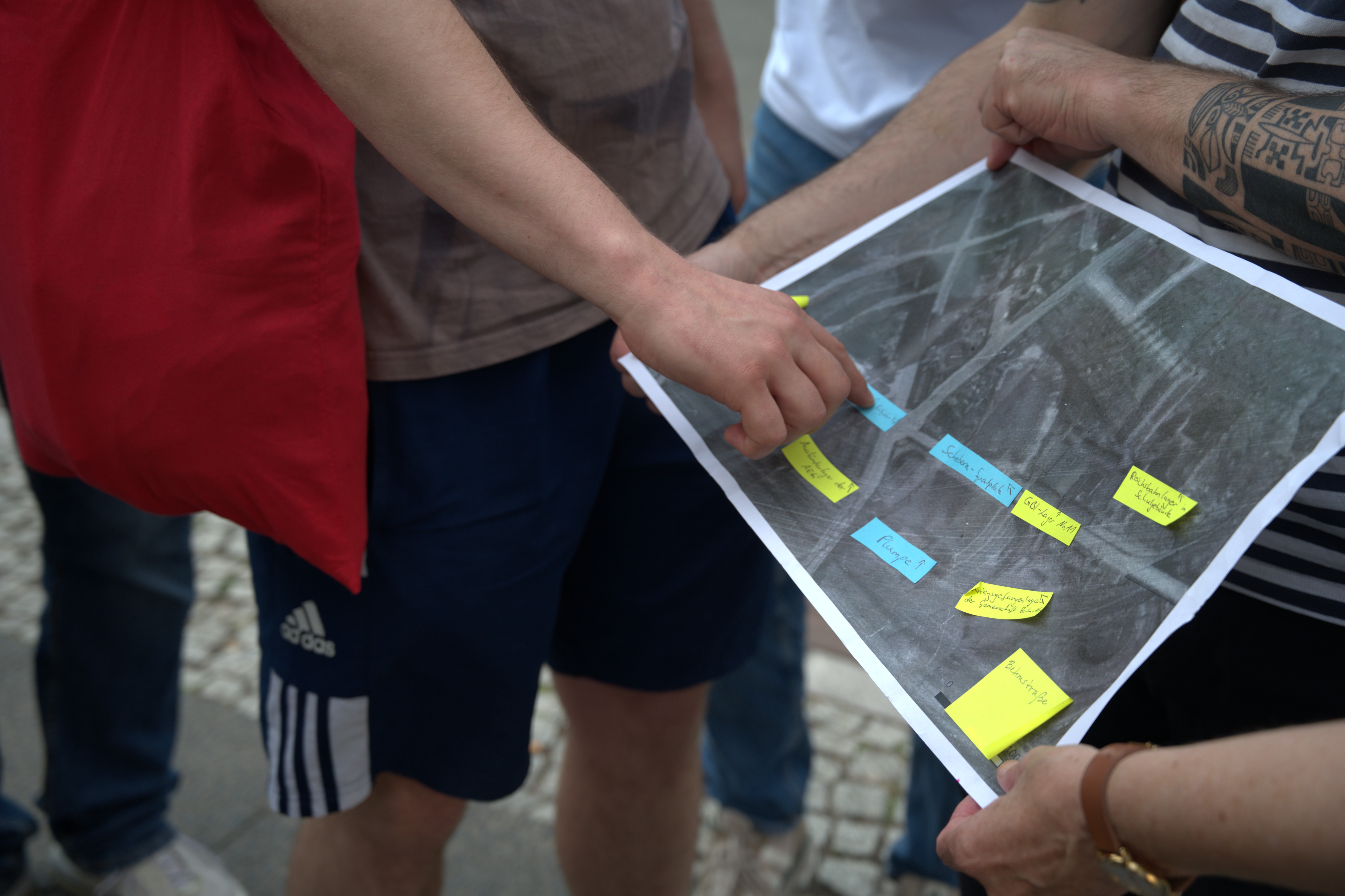 Teilnehmende des Forschungsprojektes zur NS-Zwangsarbeit auf Hertha-Sportplätzen.