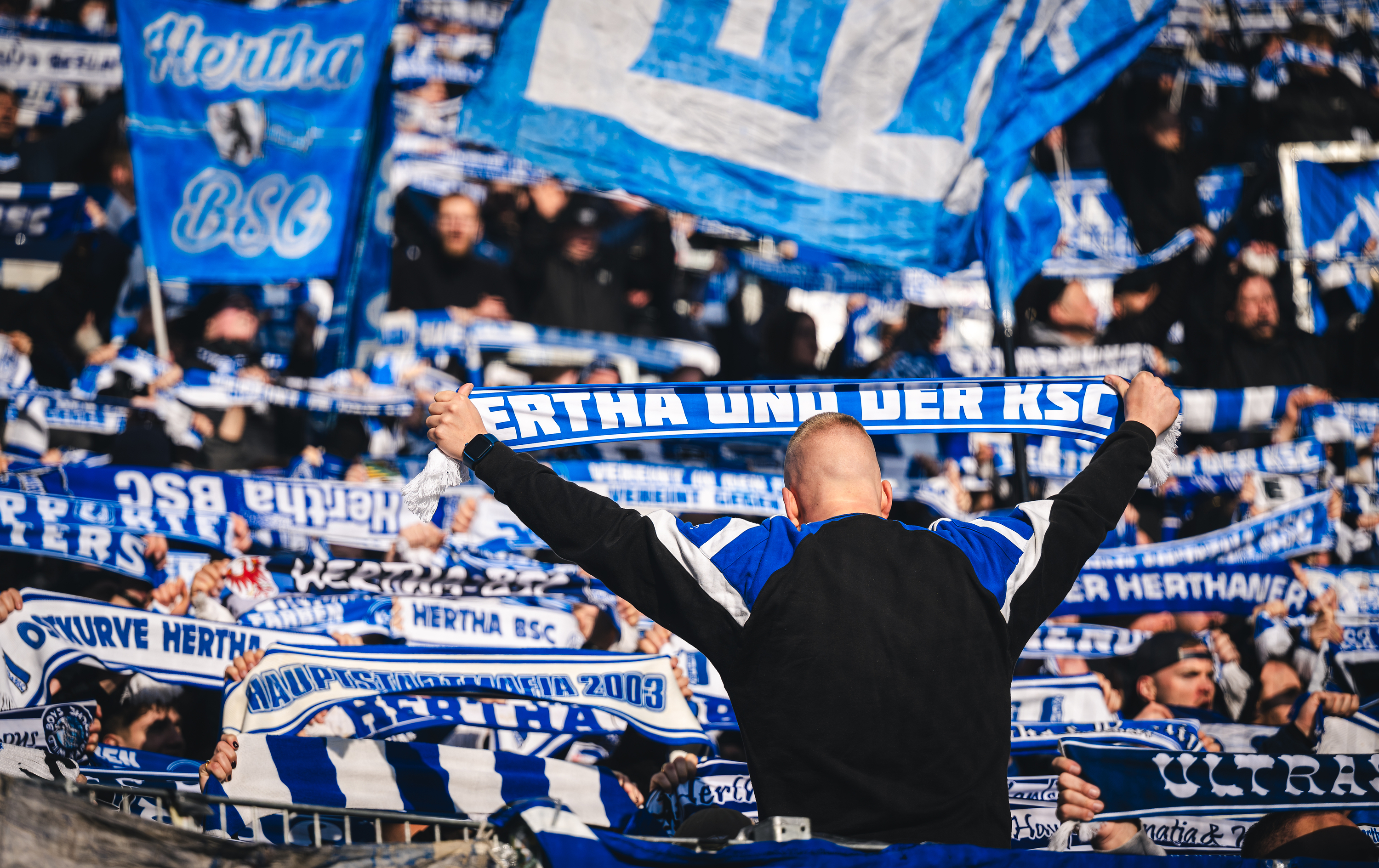 Hertha-Fans zelebrieren die Freundschaft zum KSC.