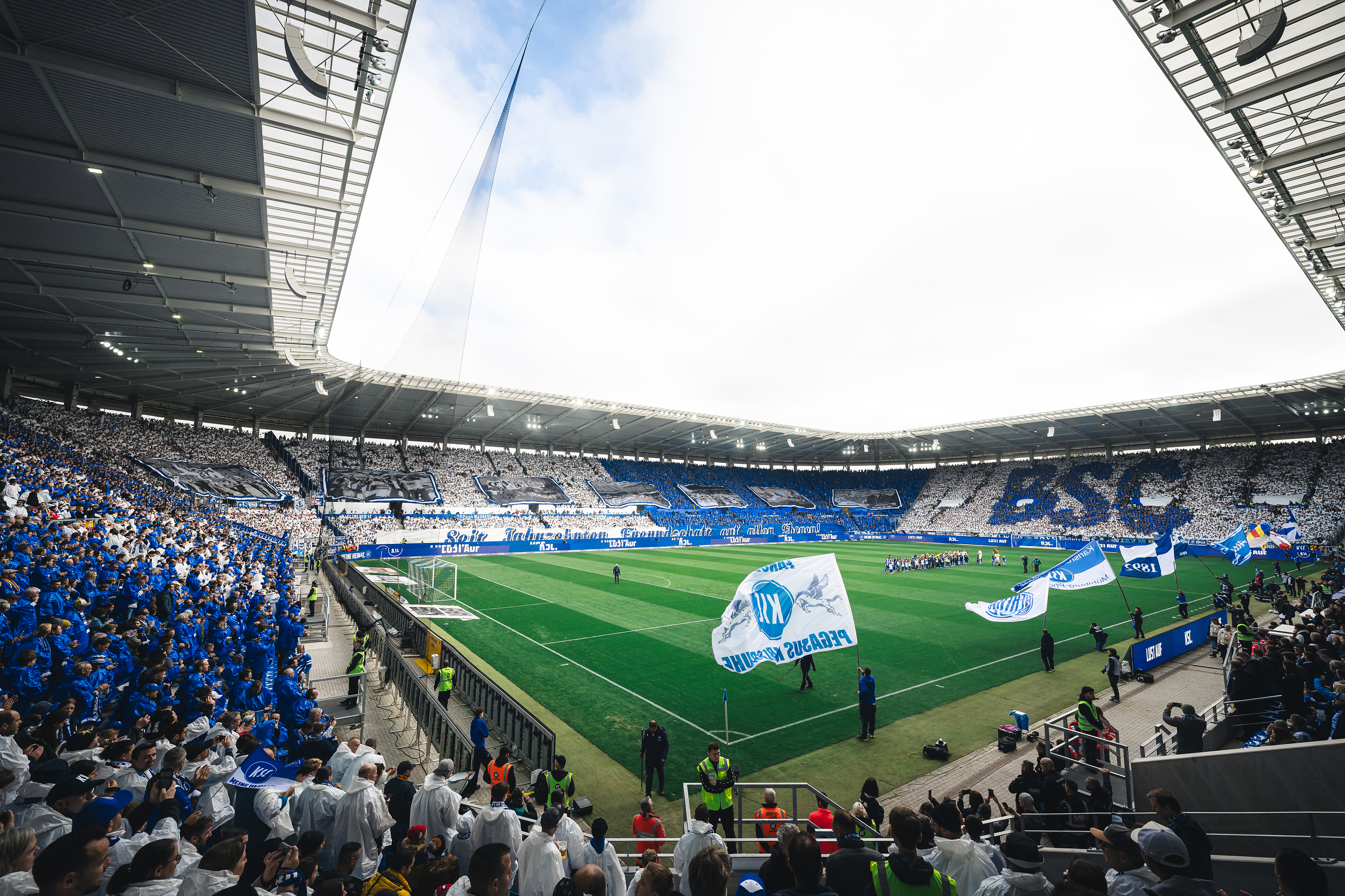 Gemeinsame Choreographie von Hertha- und KSC-Fans im Wildpark.