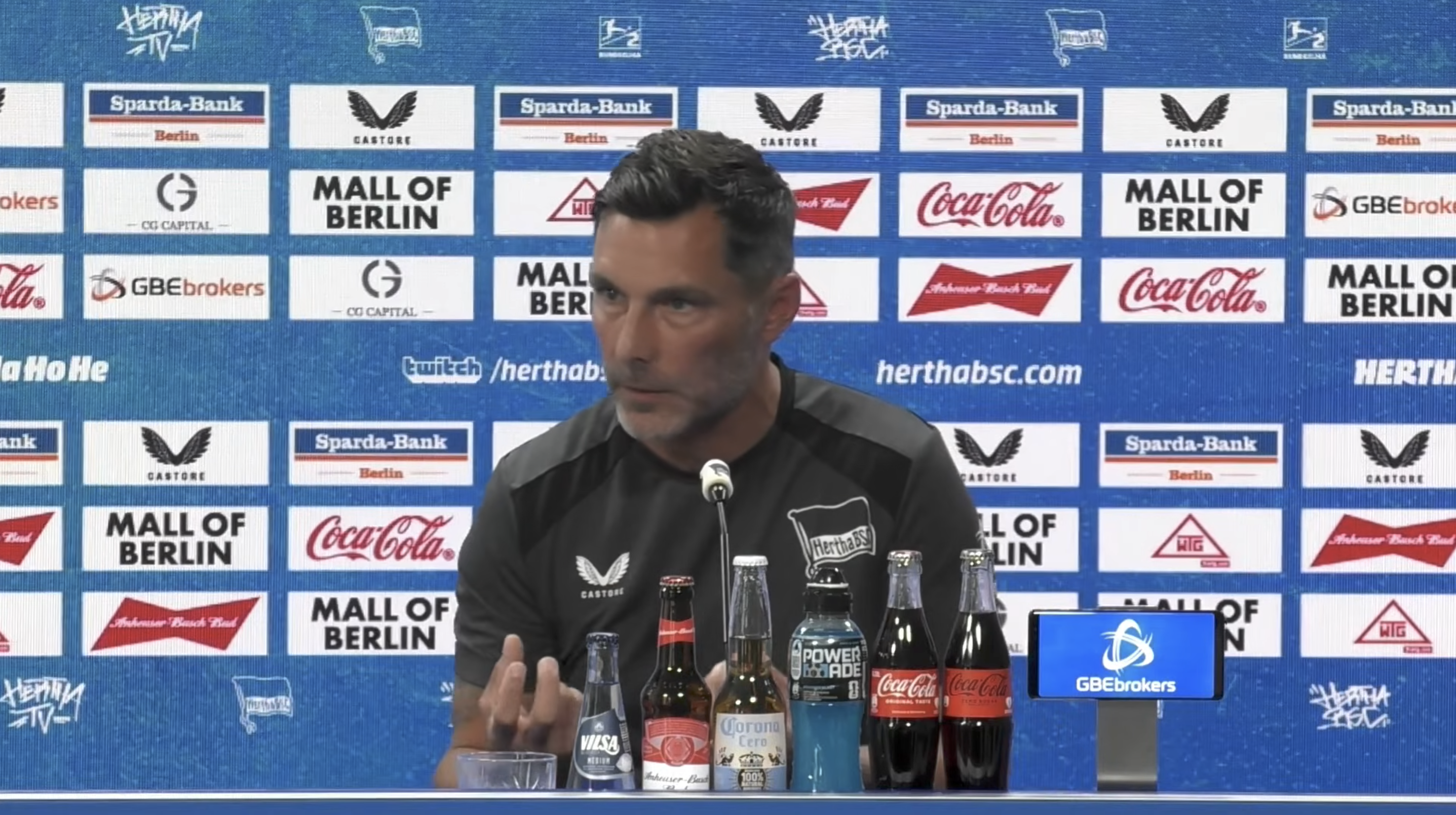 Stefan Leitl in der Pressekonferenz vor Heidenheim.