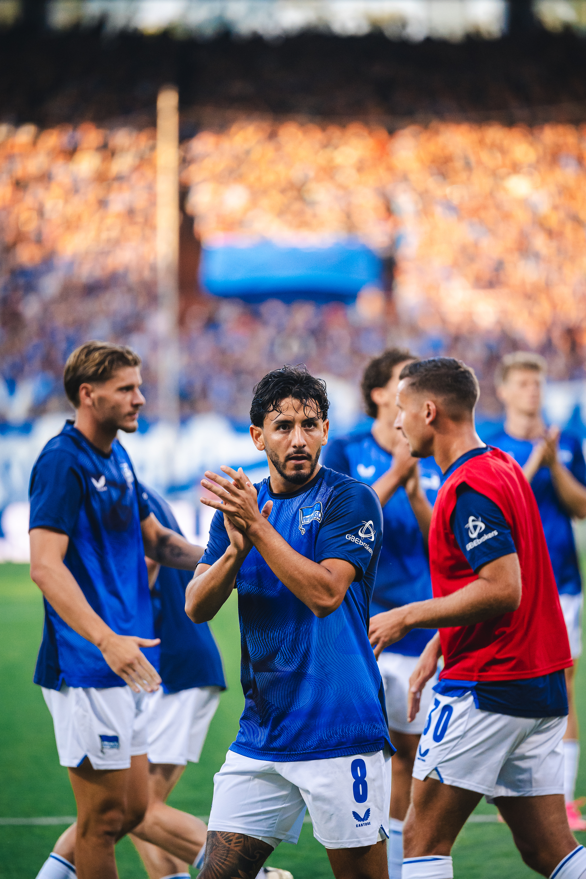 Kevin Sessa applaudiert.
