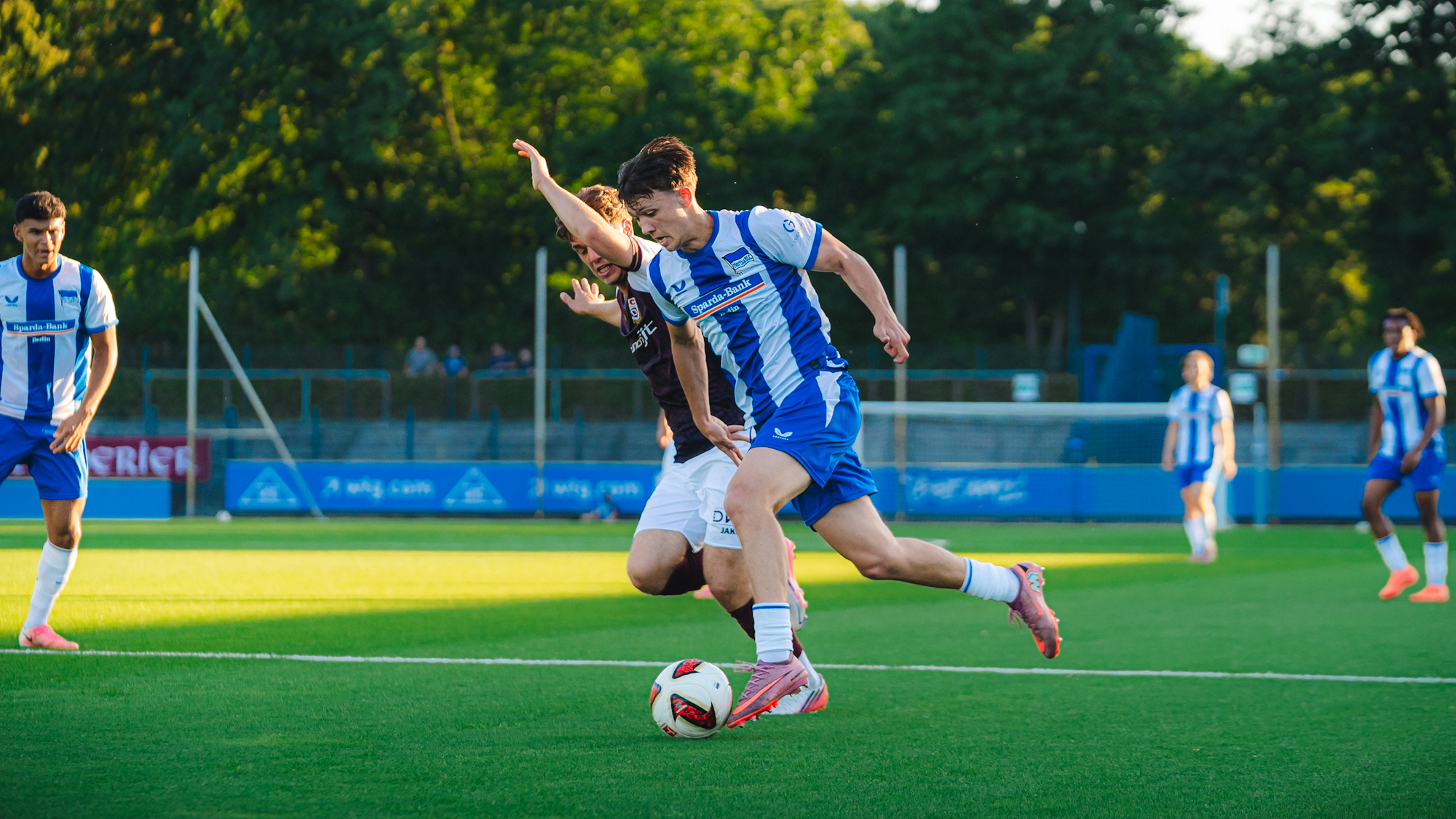 Maris Schößler im Dribbling.