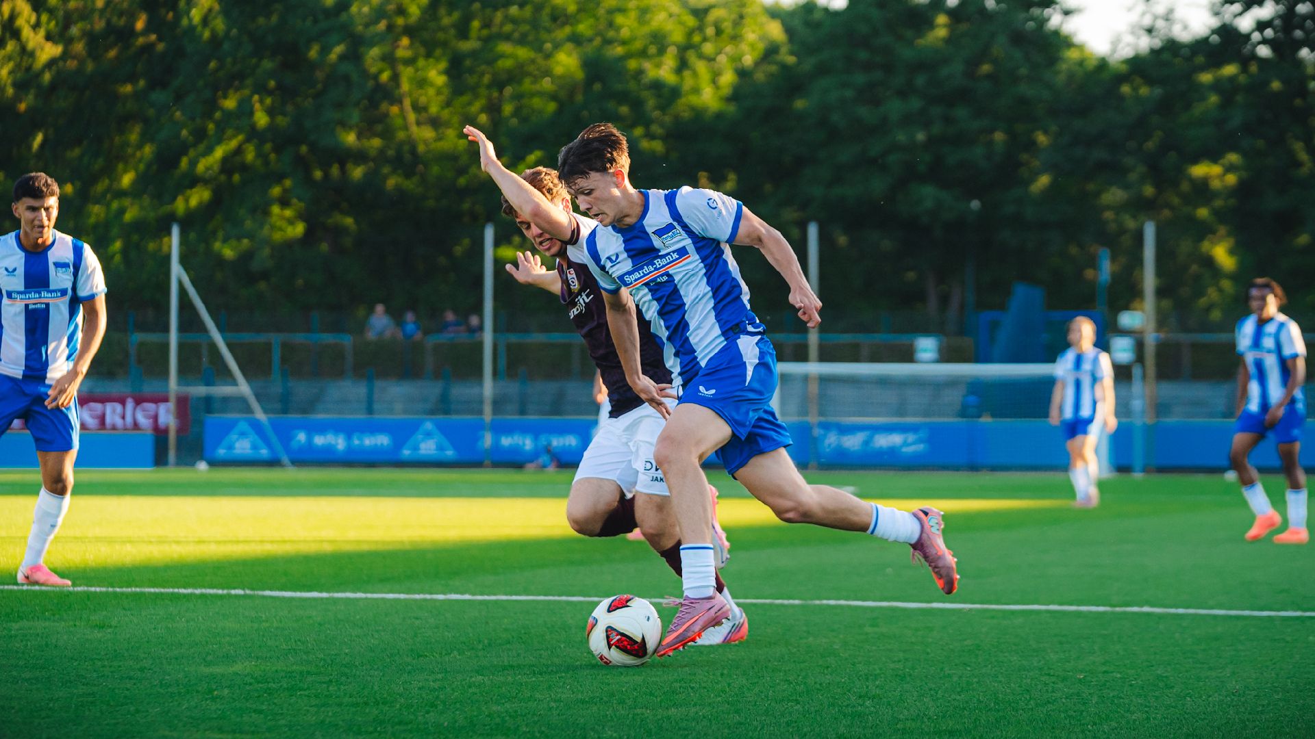 Maris Schößler im Dribbling.
