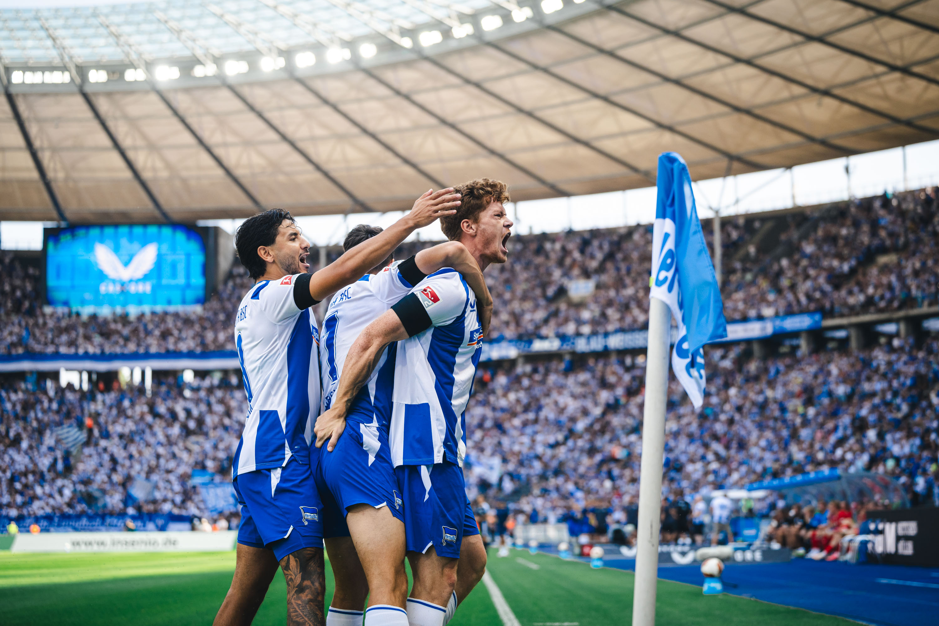 Sebstian Grønning, Josip Brekalo und kevin Sessa bejubeln emotional den frühen Führungstreffer.