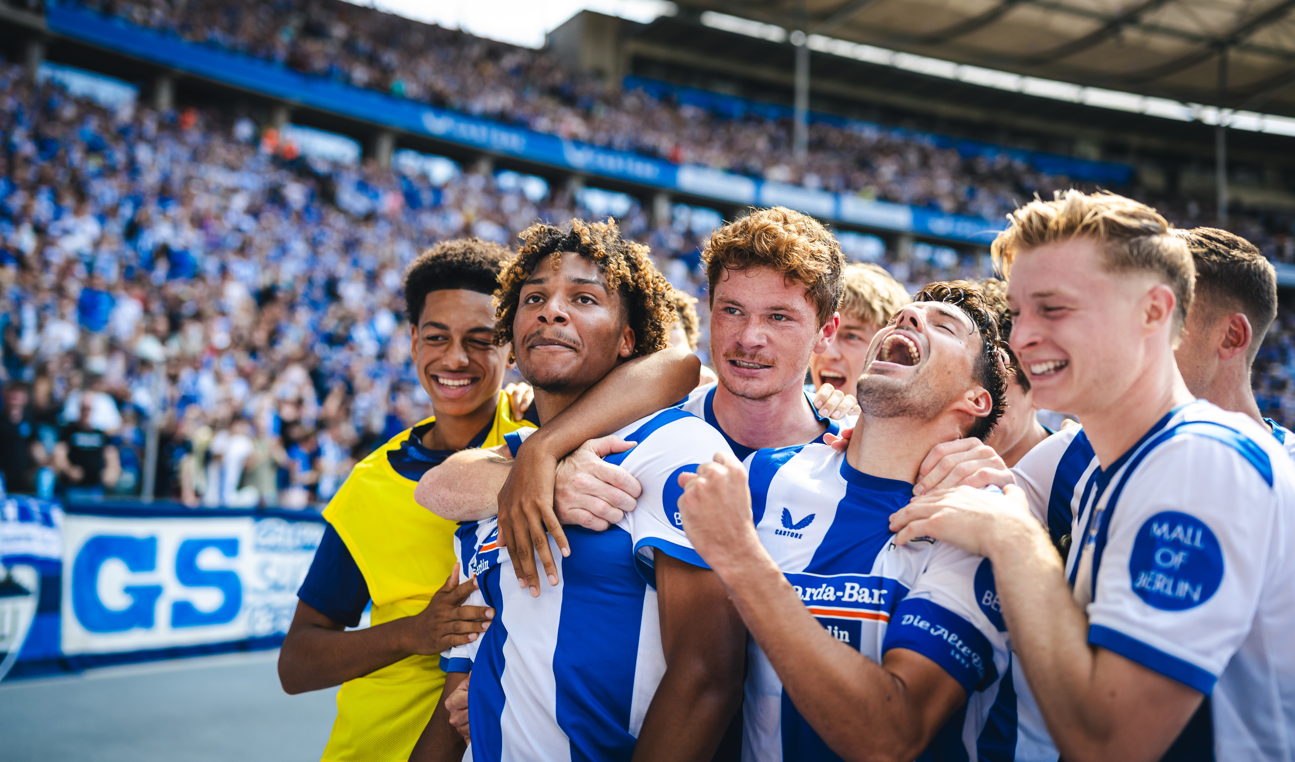 Unsere Jungs bejubeln den Sieg gegen Heidenheim.