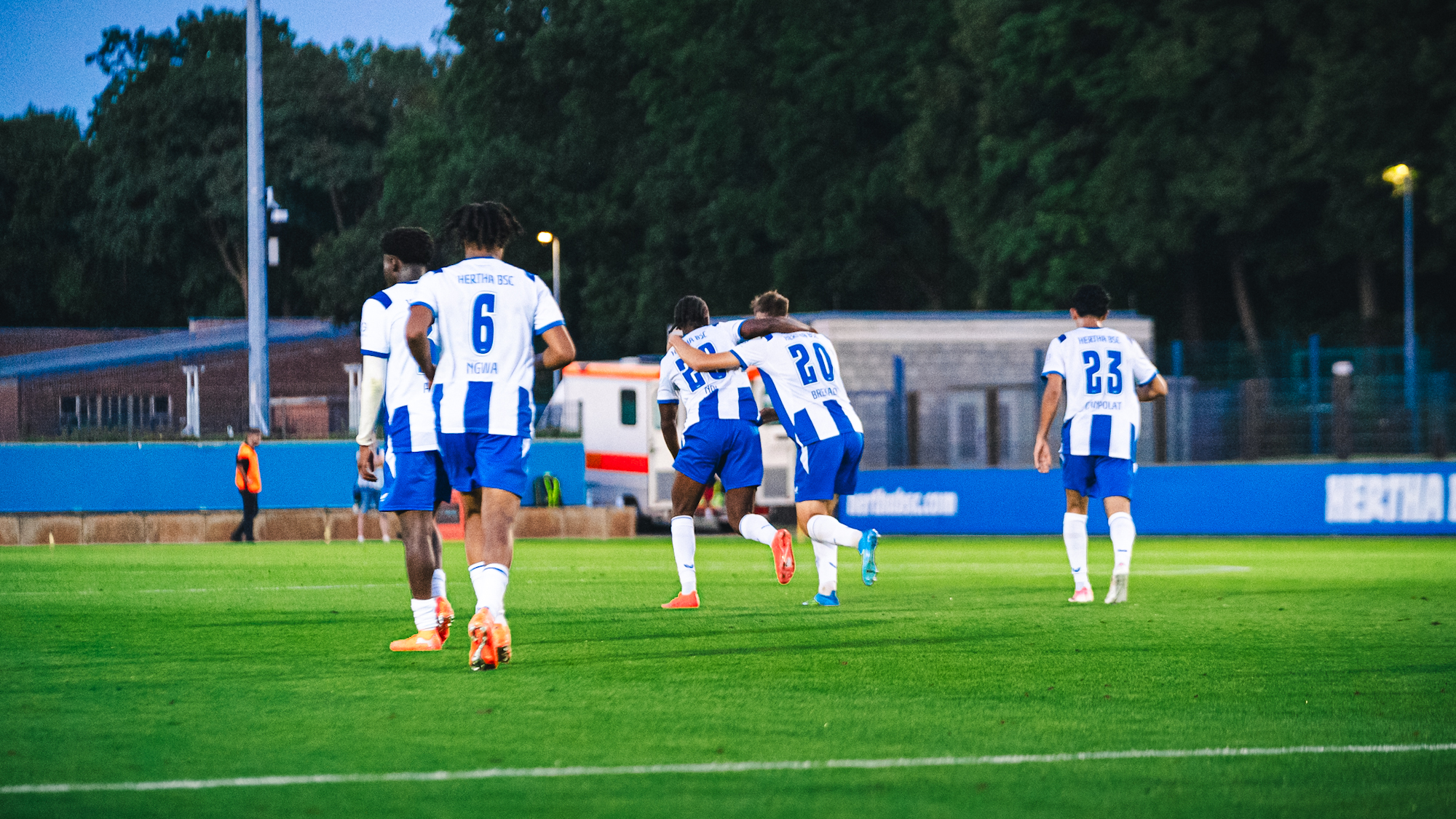Jelani Ndi und Filip Brekalo bejubeln den Ausgleichstreffer gegen den BFC Dynamo.