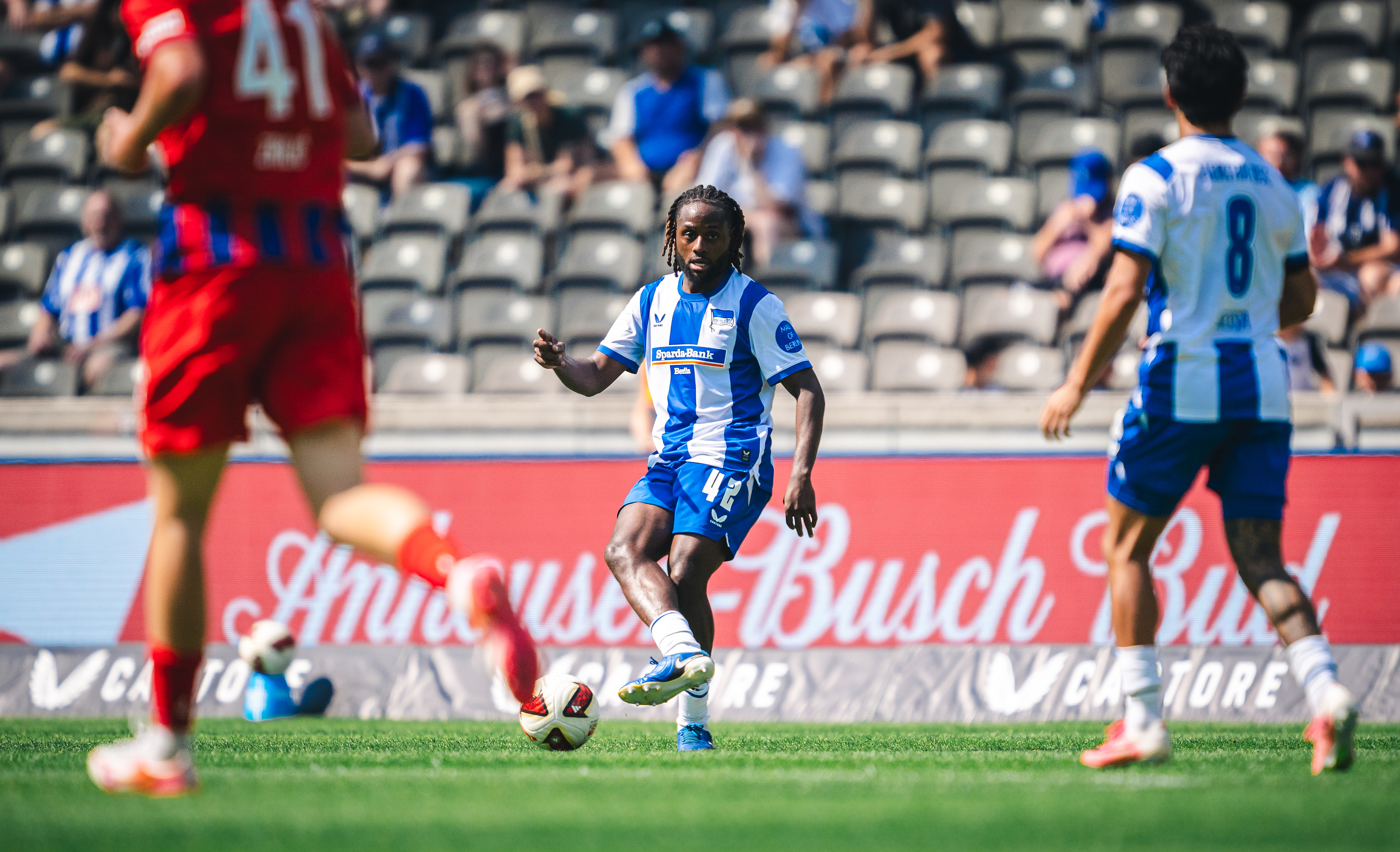 Deyovaisio Zeefuik spielt einen Pass.