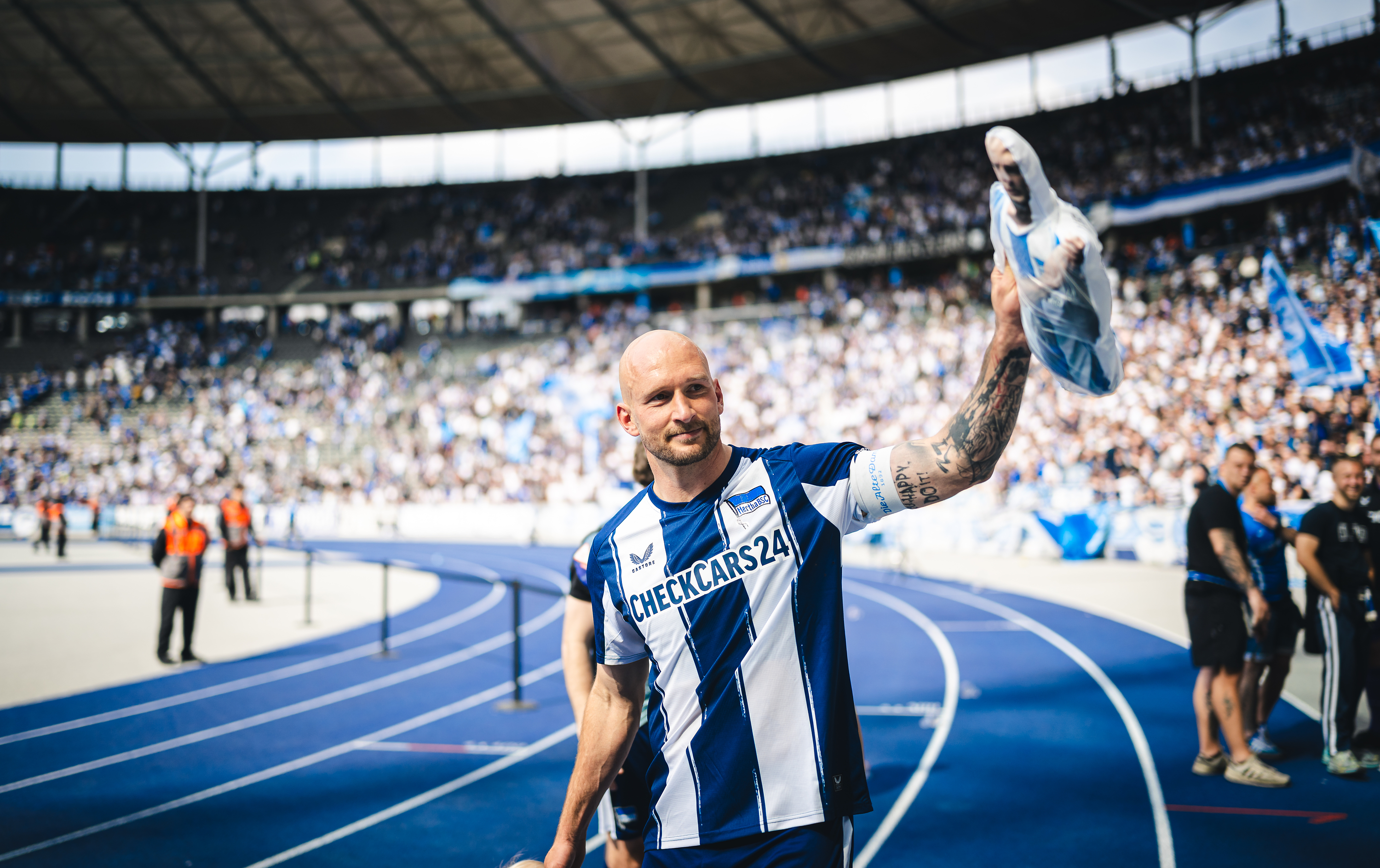 Toni Leistner verabschiedet sich in der Ostkurve.