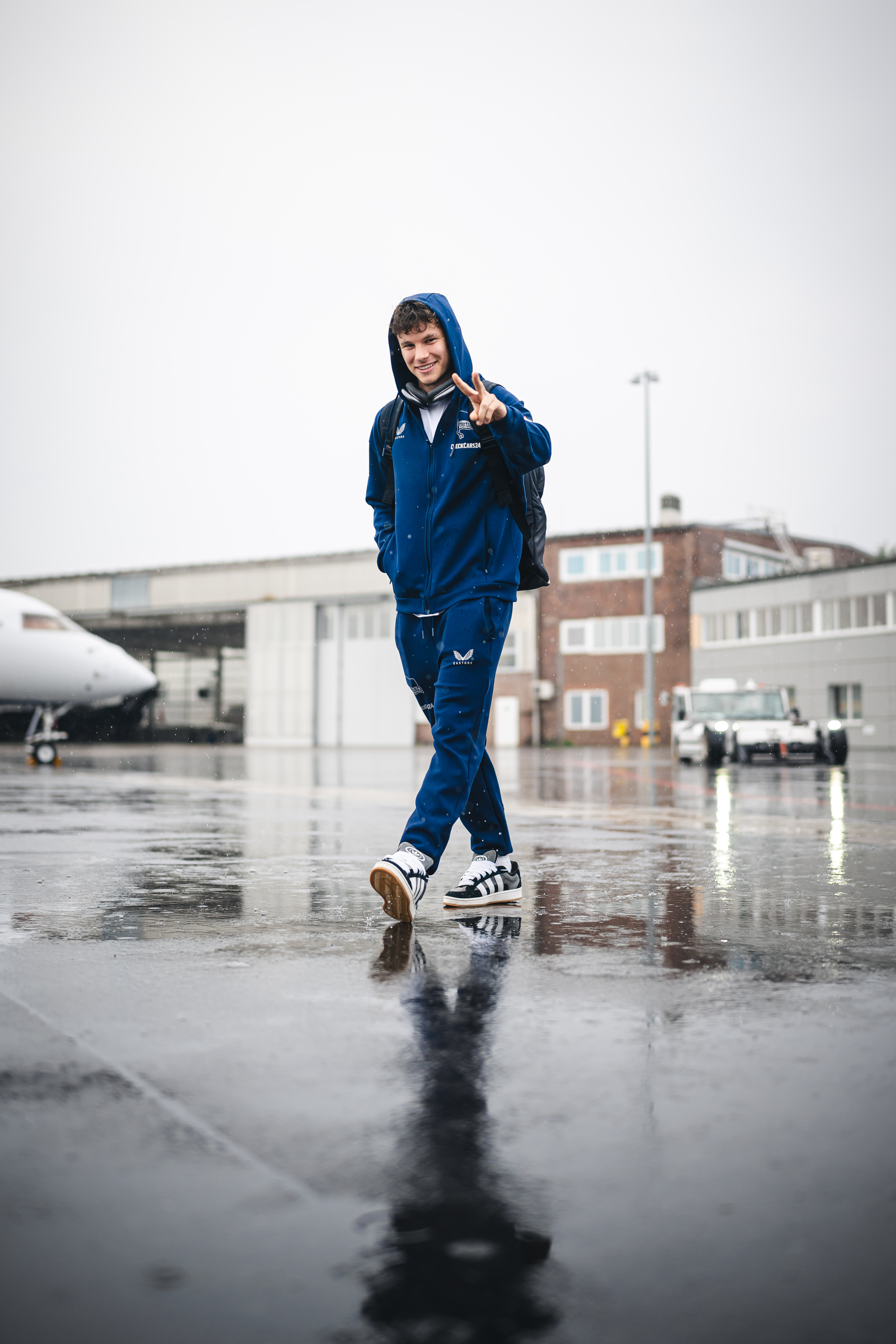 Geburtstagskind Julius Gottschalk im Trainingsanzug am Flughafen..