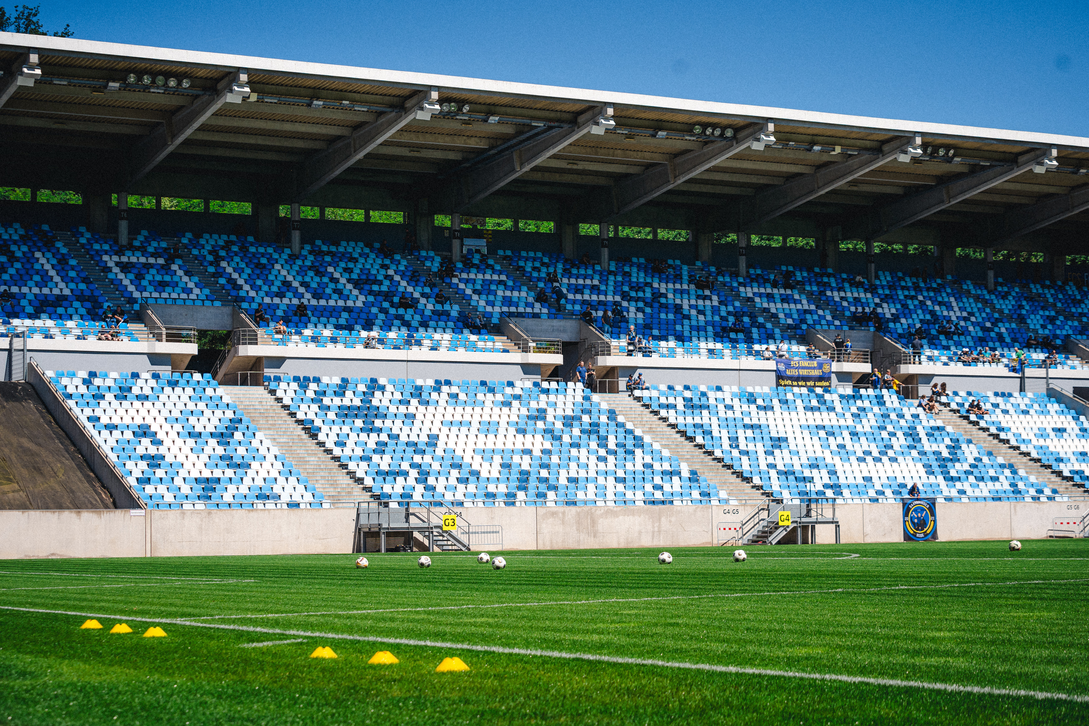 Die Tribüne des Ludwigsparkstadion in Saarbrücken.