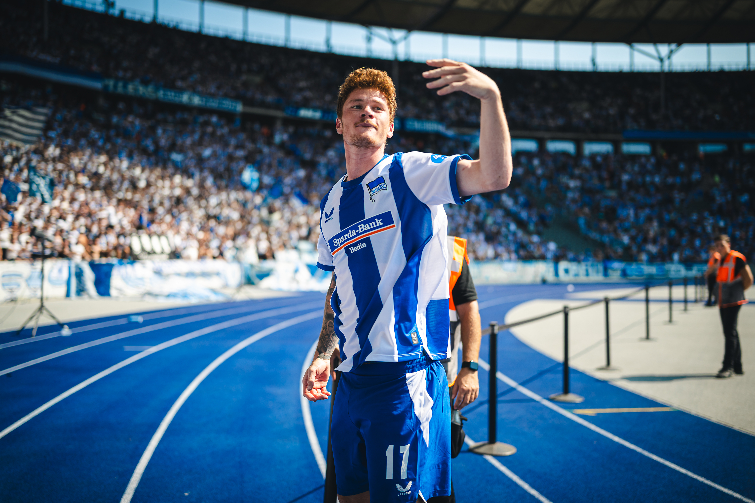Sebastian Grønning jubelt vor der Ostkurve.