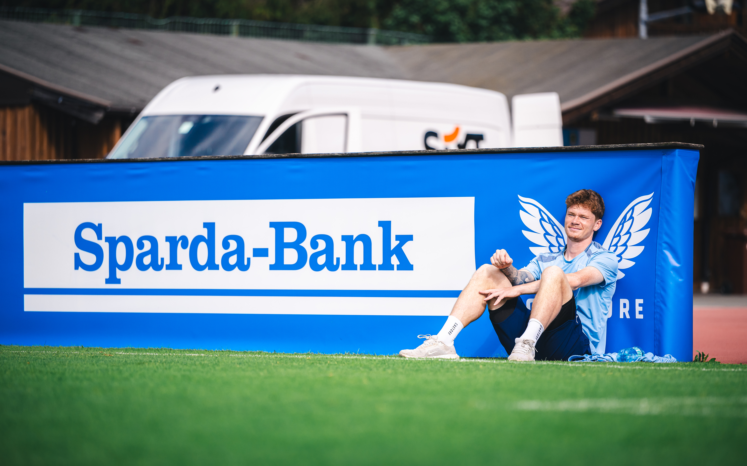 Sebastian Grønning sitzt vor einer Partnerbande.