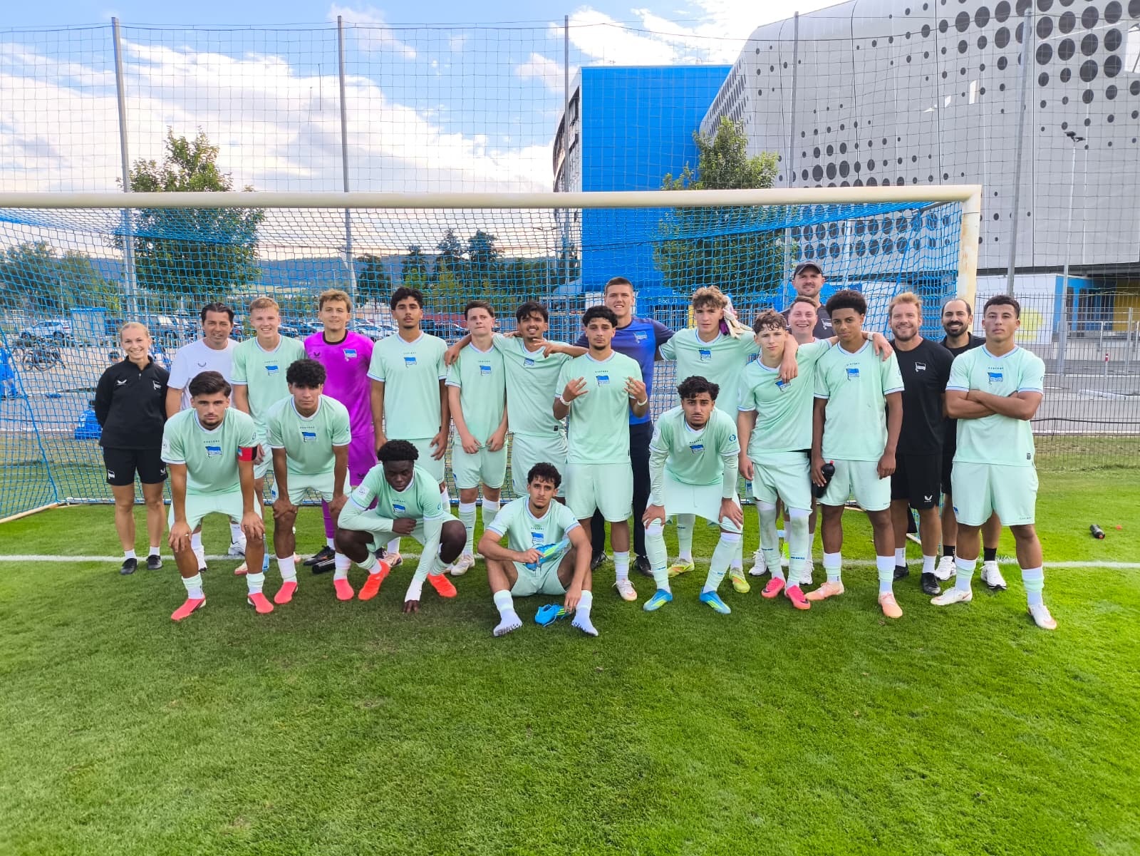 Unsere U19 bejubelt den Sieg in Jena.