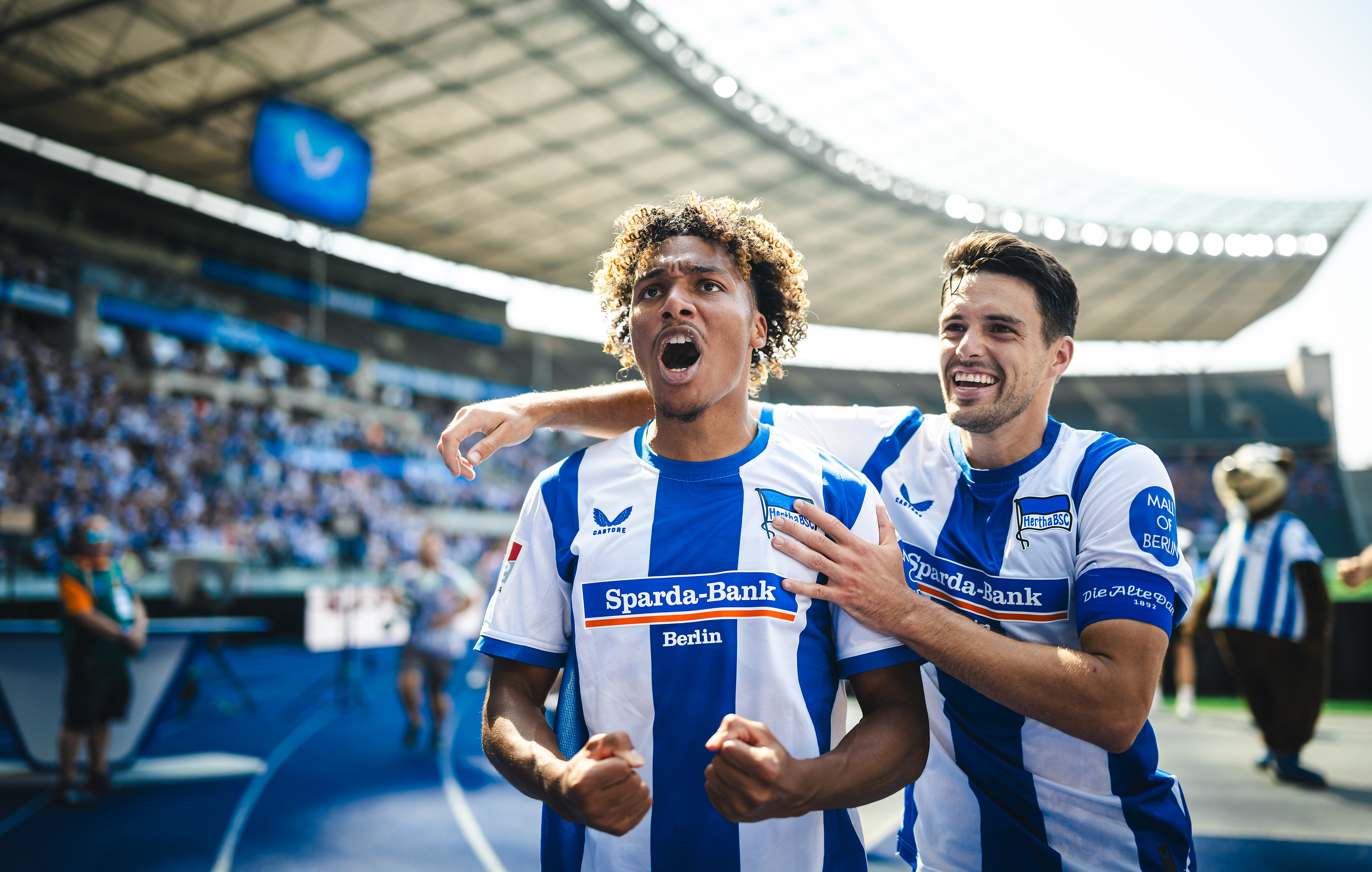 Seun Adewumi und Josip Brekalo bejubeln ein Tor gegen Heidenheim.