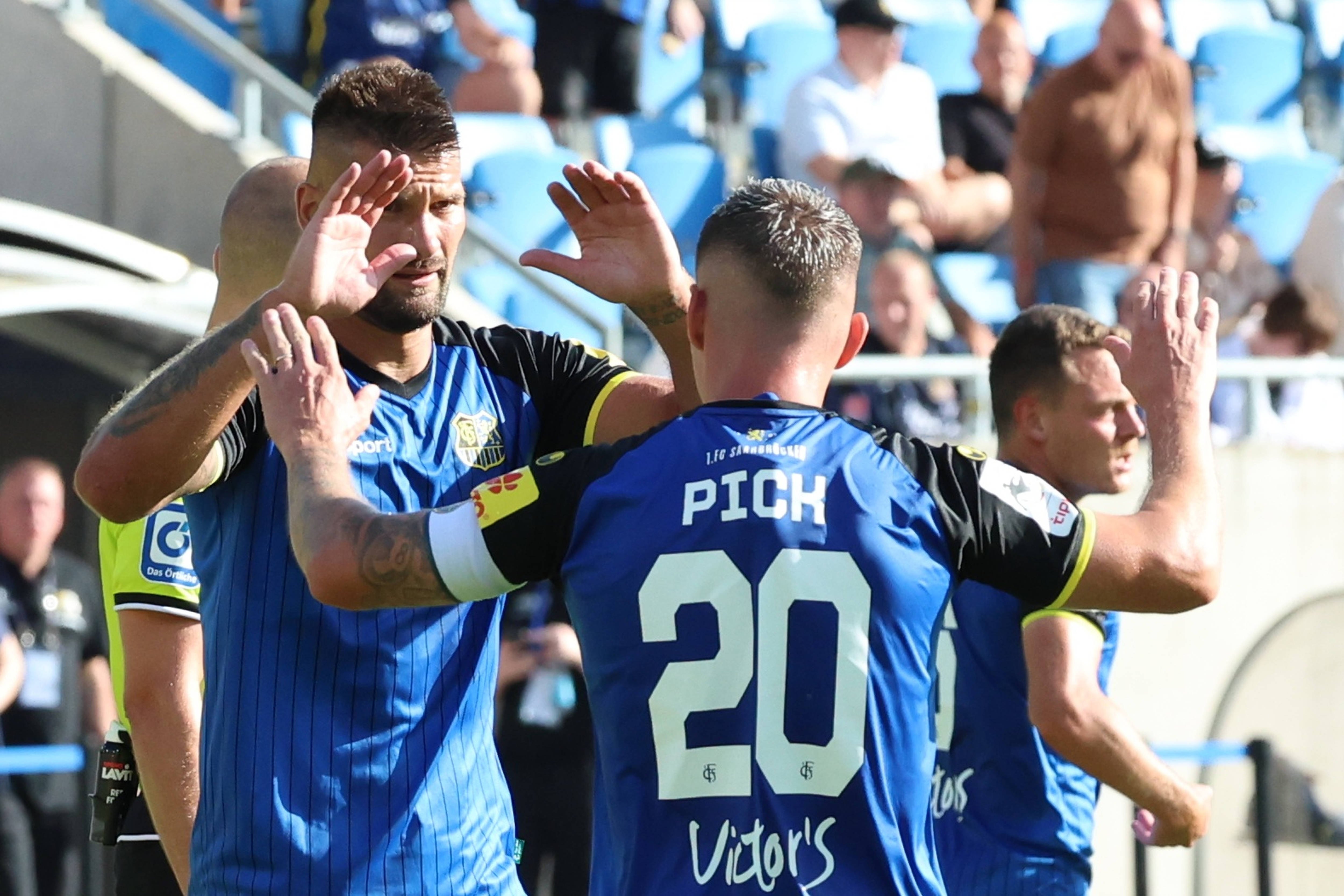 Kai Bruenker (1. FC Saarbruecken) mit Florian Pick (1. FC Saarbruecken).