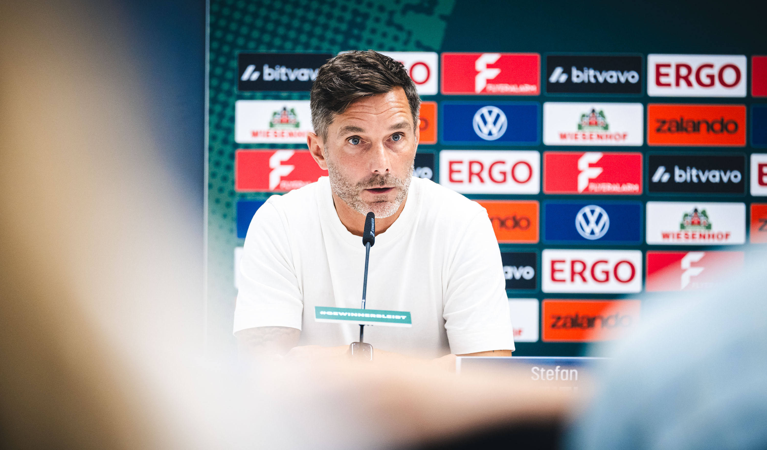 Stefan Leitl auf der Pressekonferenz nach dem Pokalspiel in Saarbrücken.