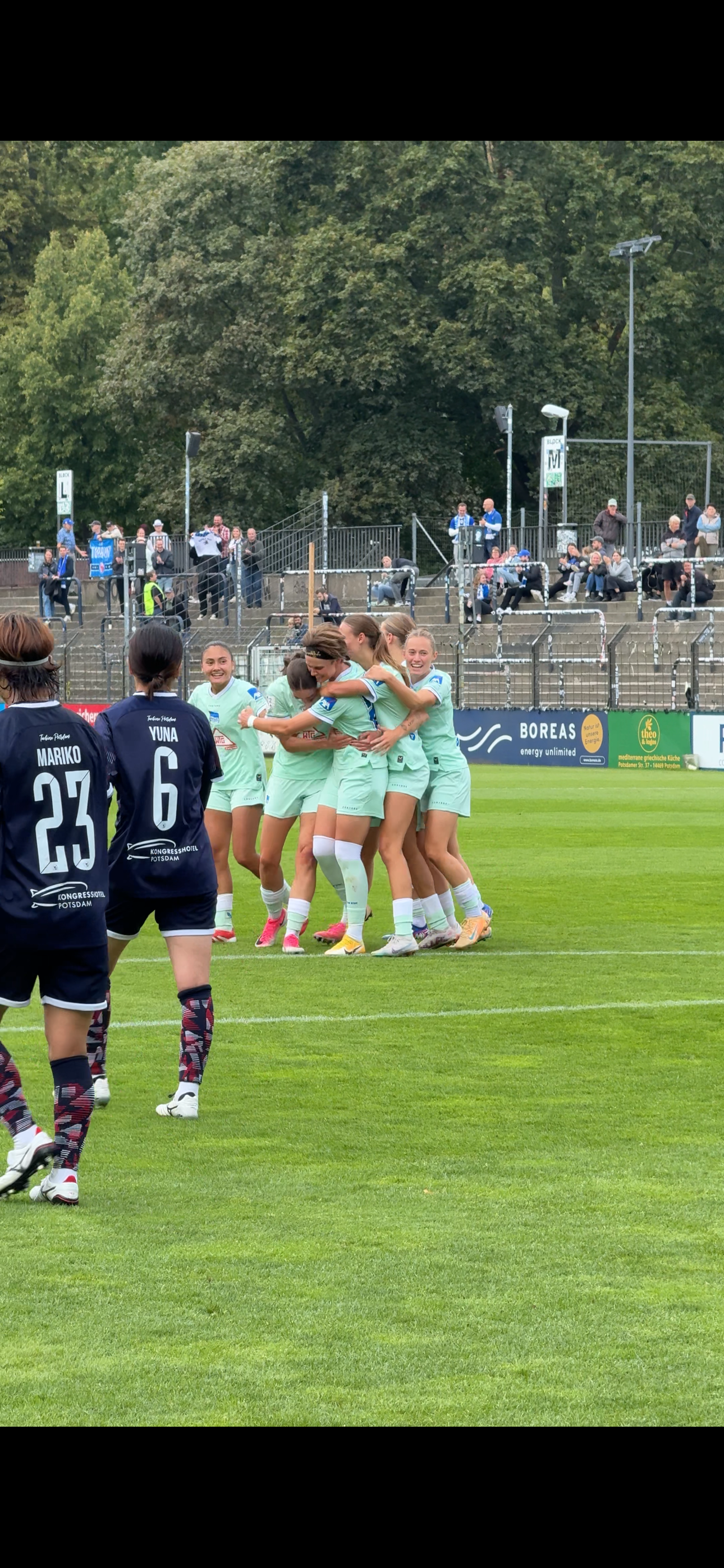 Die 1. Frauen bejubeln ihren Treffer gegen Turbine Potsdam.