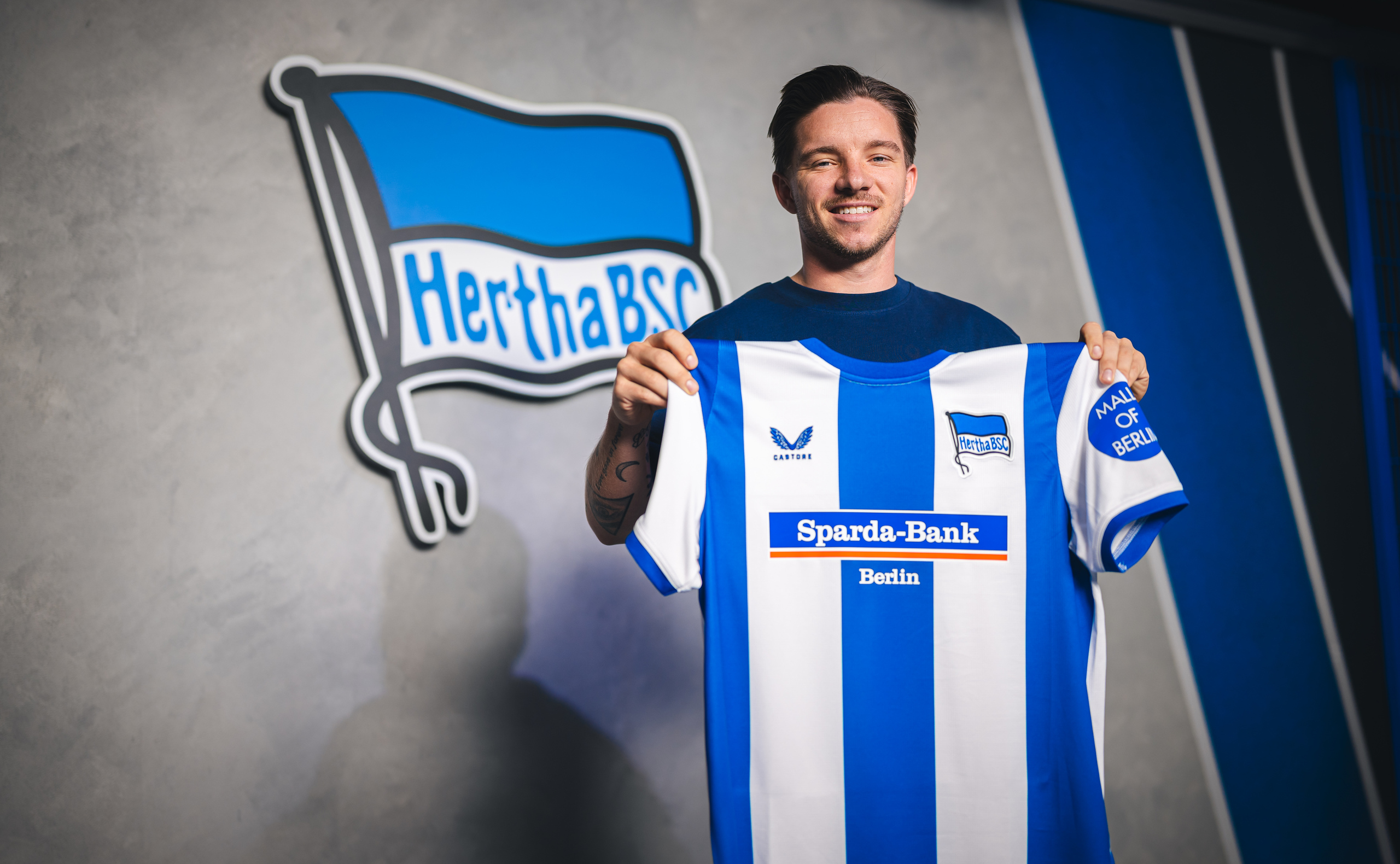 Mads Pedersen präsentiert ein Hertha-Trikot.