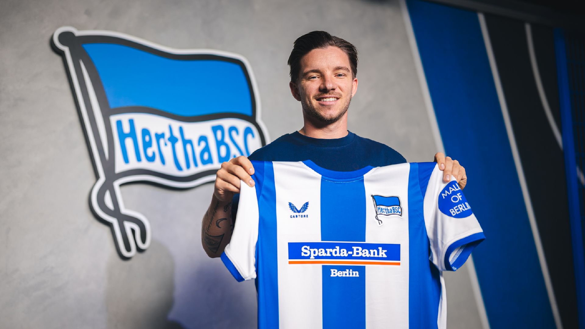 Mads Pedersen präsentiert ein Hertha-Trikot.