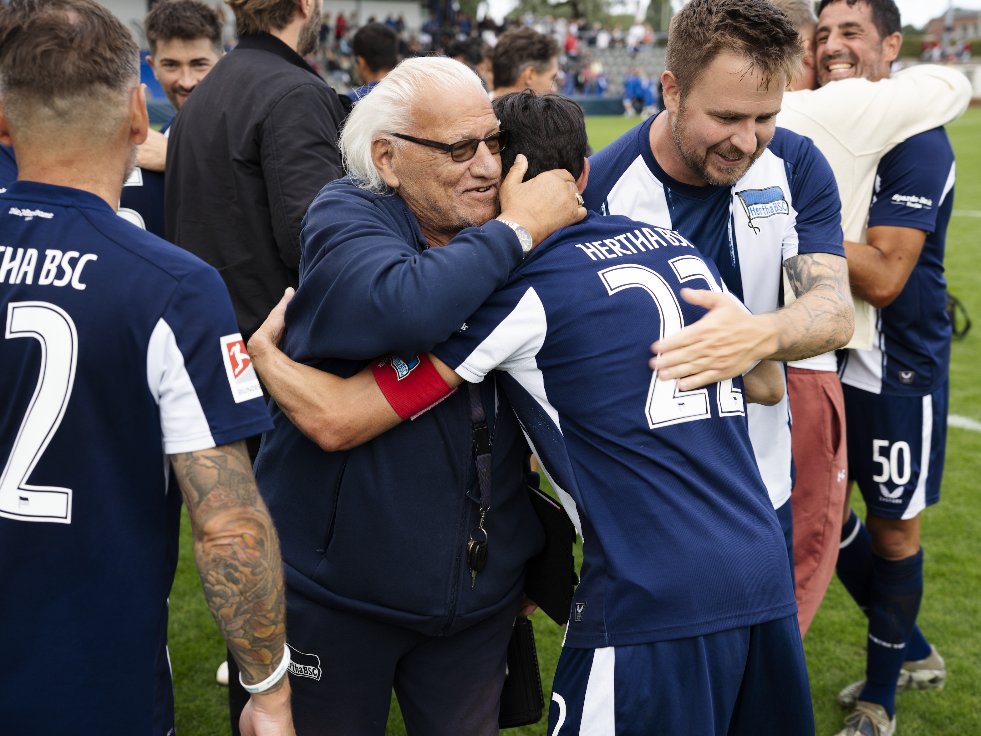 Die Ü40 feiert ihre Meisterschaft im Amateurstadion.
