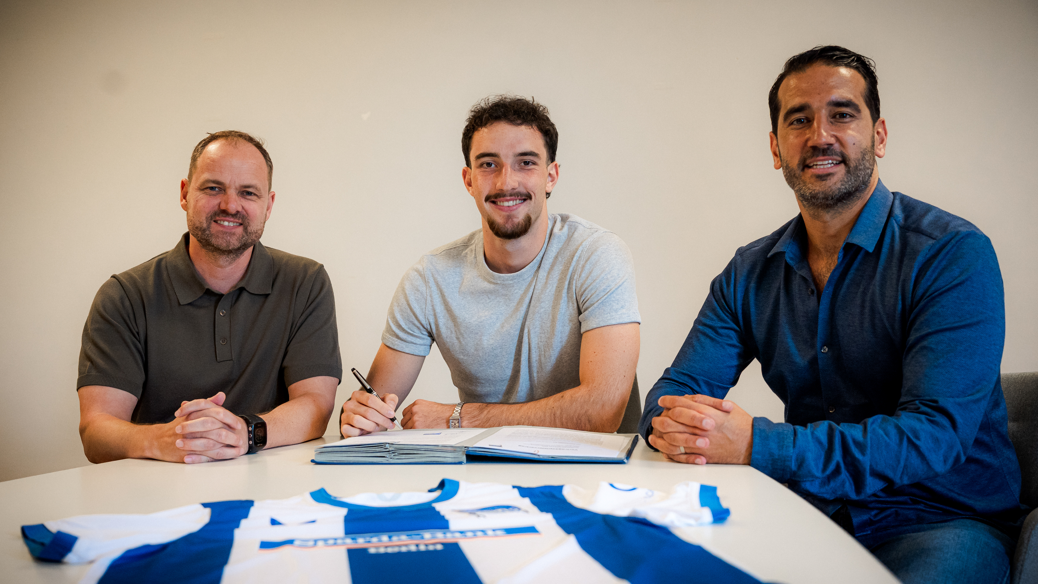 Björn Müller, David Schopper und Sasan Gouhari bei der Vertragsunterschrift.