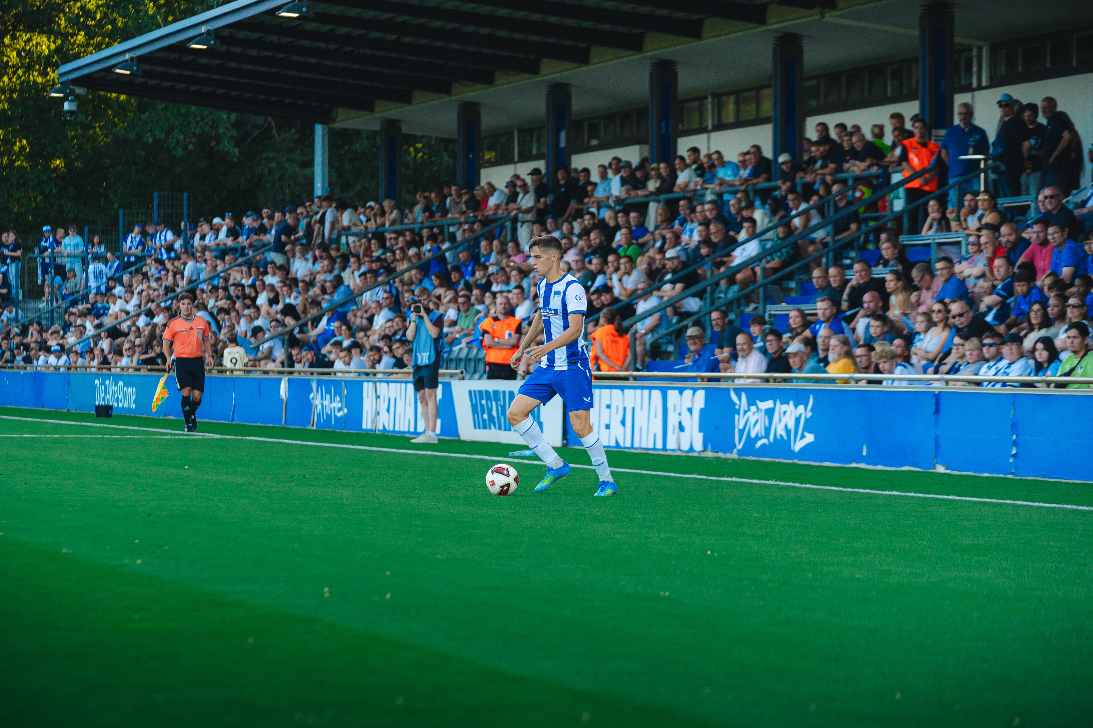 Filip Brekalo am Ball vor der Haupttribüne.