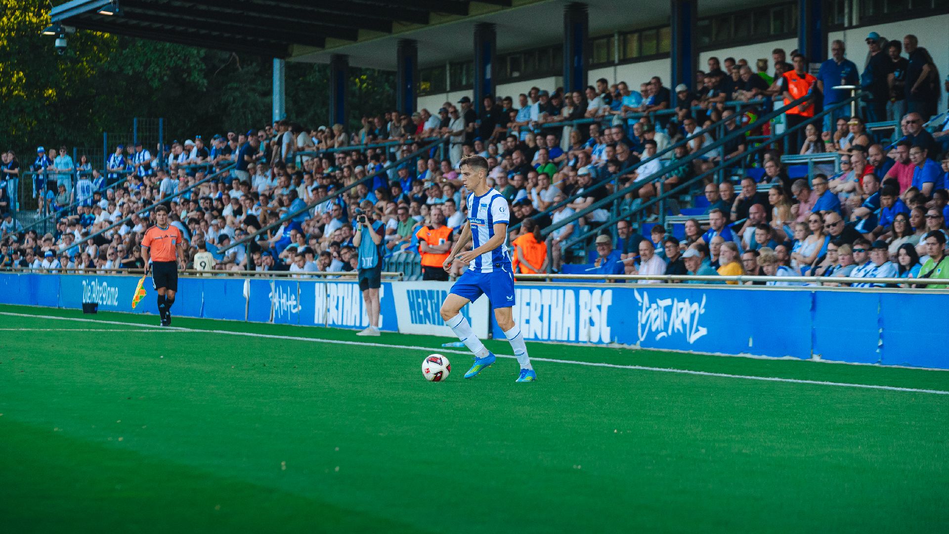 Filip Brekalo am Ball vor der Haupttribüne.
