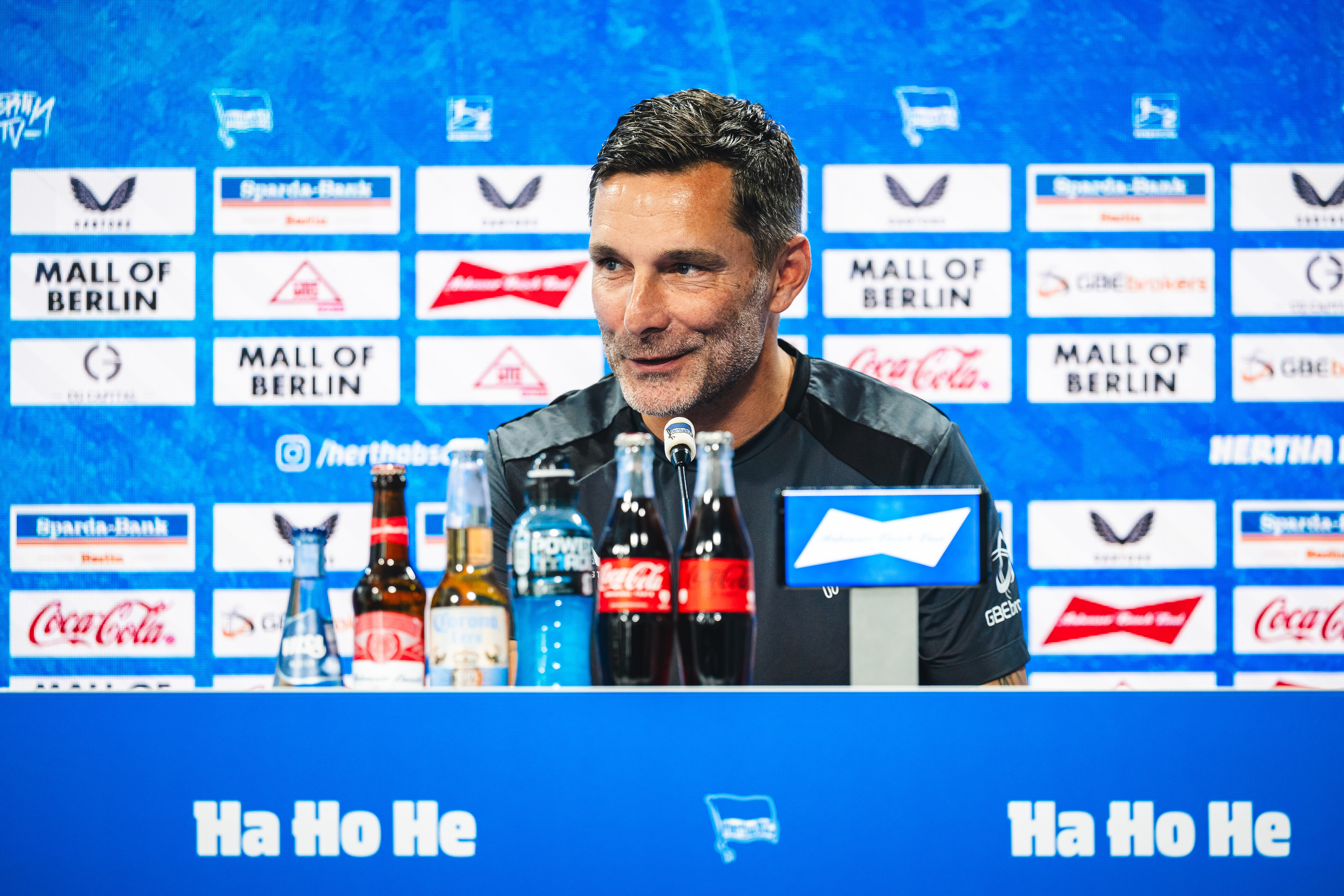 Stefan Leitl auf der Pressekonferenz vor dem Spiel in Braunschweig.