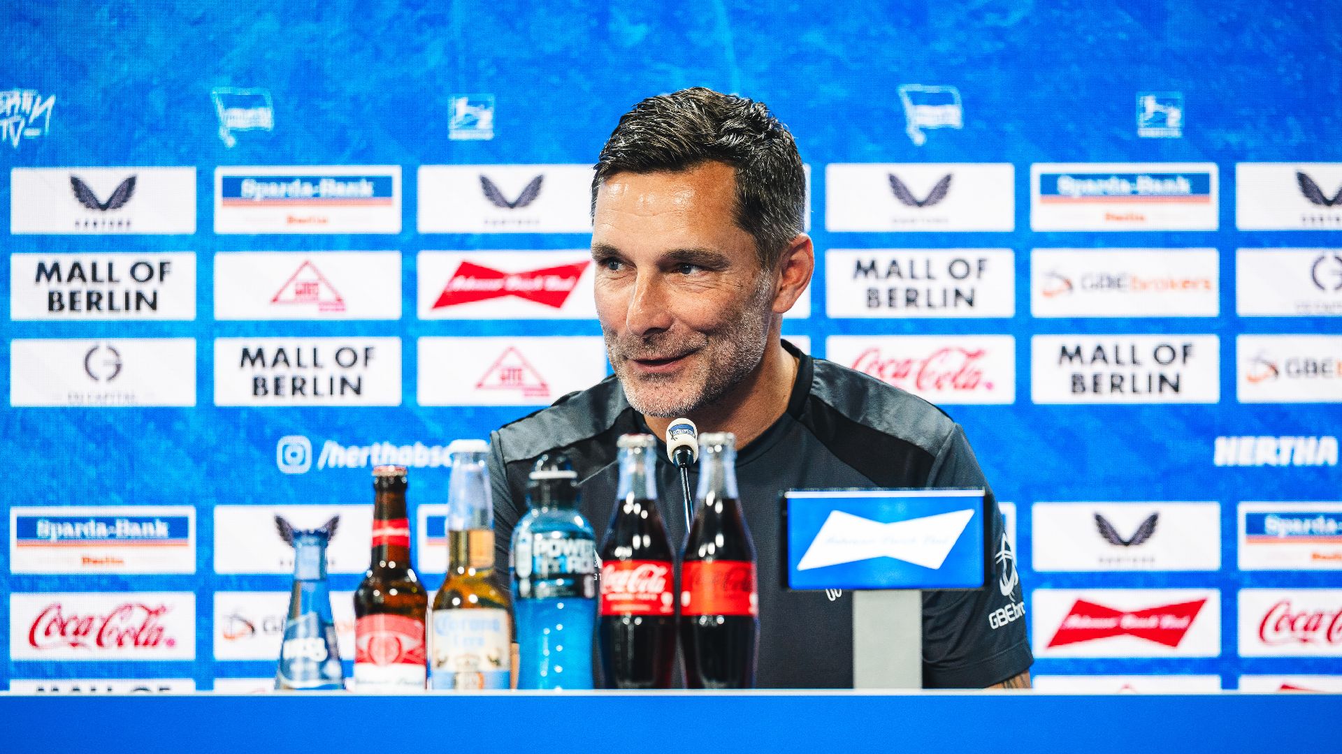 Stefan Leitl auf der Pressekonferenz vor dem Spiel in Braunschweig.