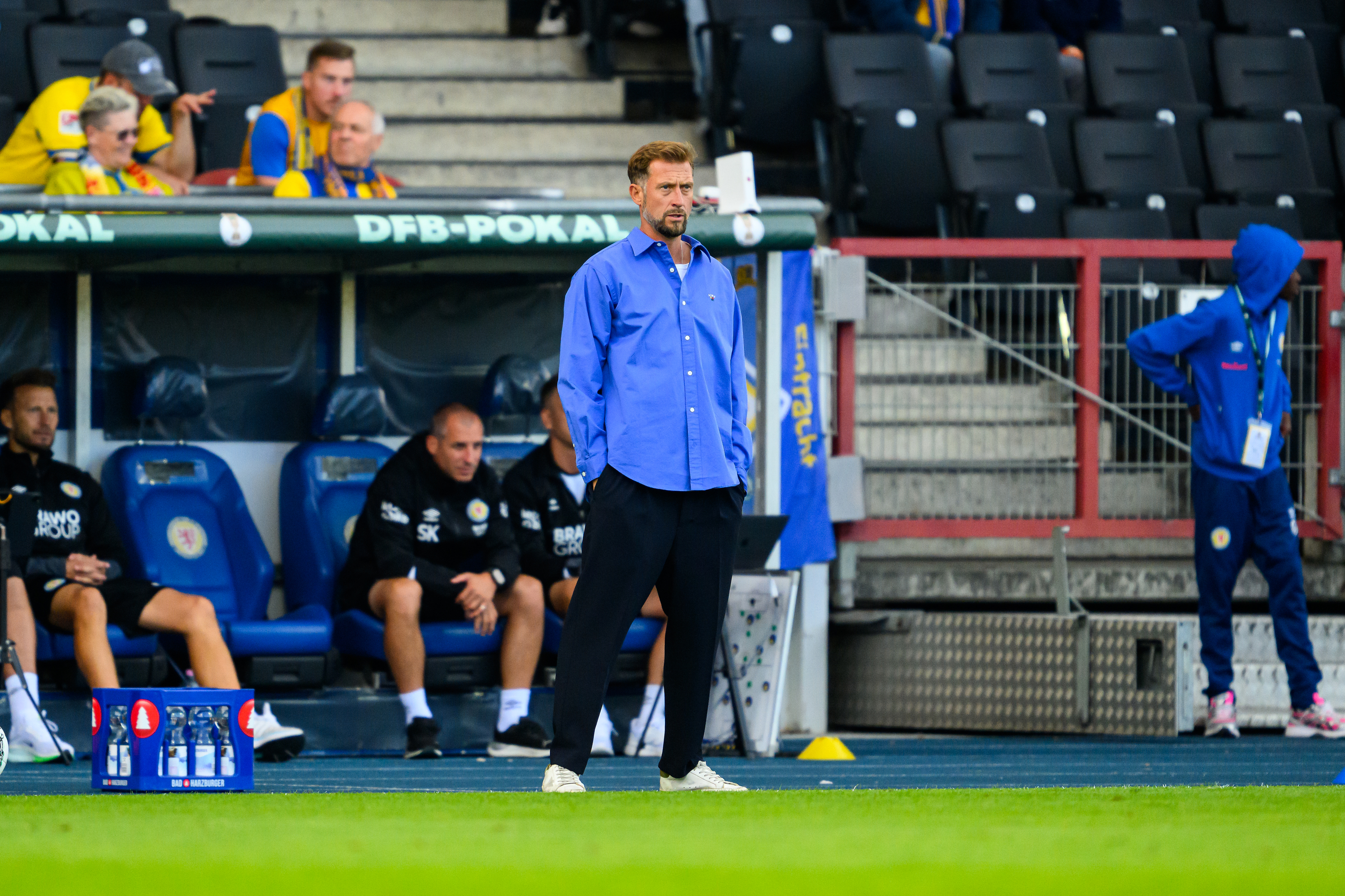 Braunschweig-Coach Lars Kornetka am Spielfeldrand.