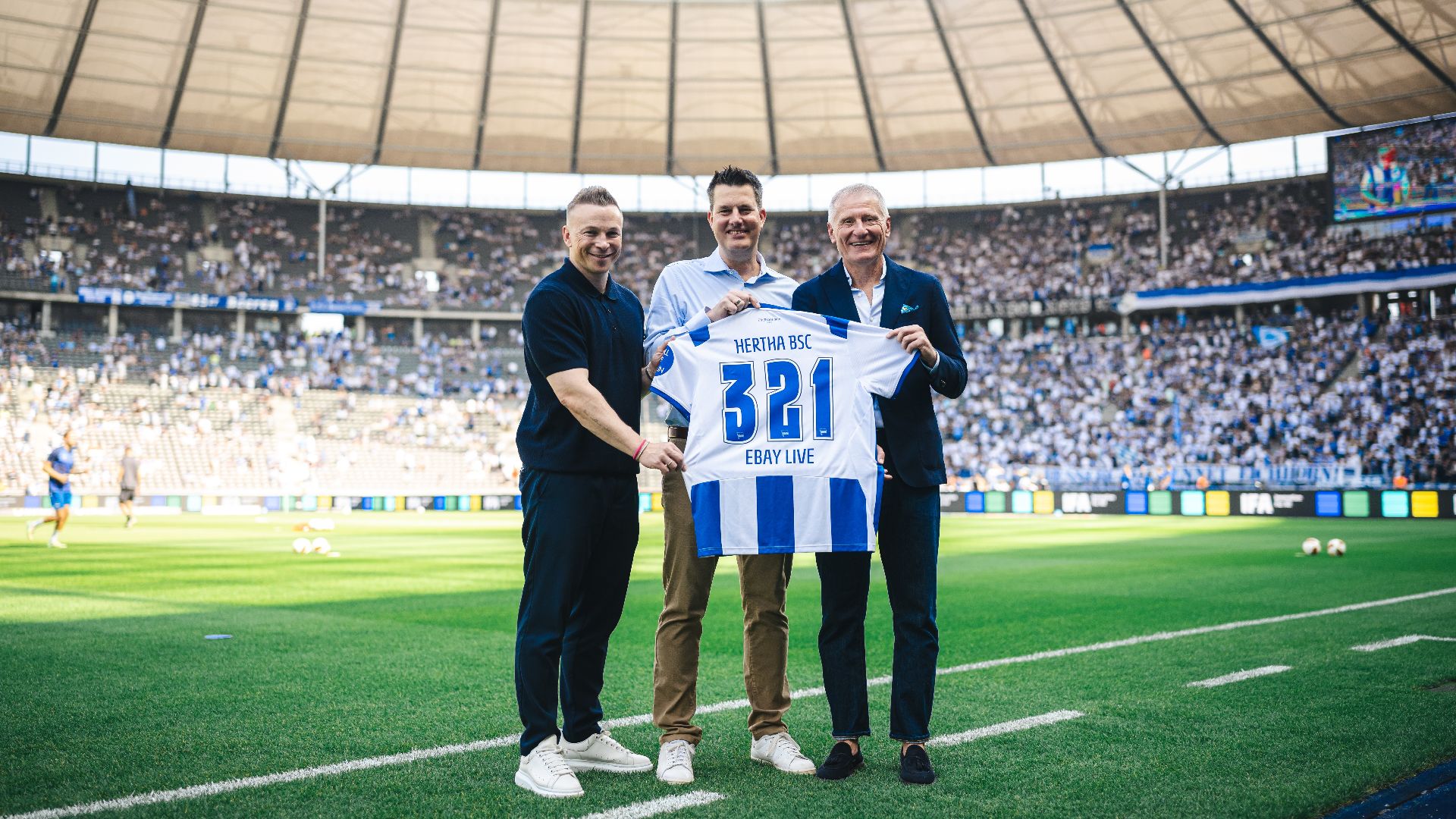 Colin Jahn, Andreas Häntsch und Dr. Peter Görlich im Olympiastadion.