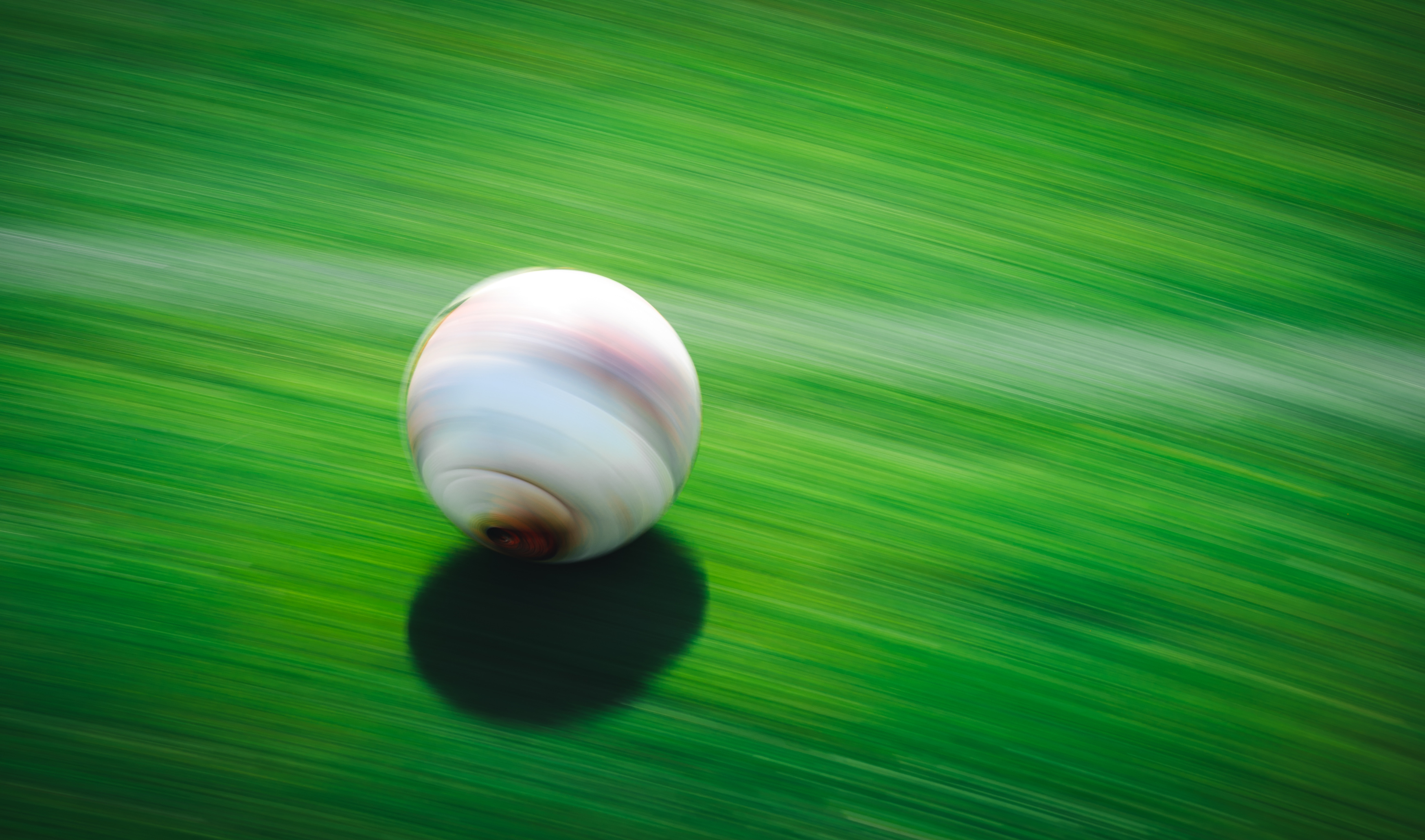Ein rollender Ball beim Training.