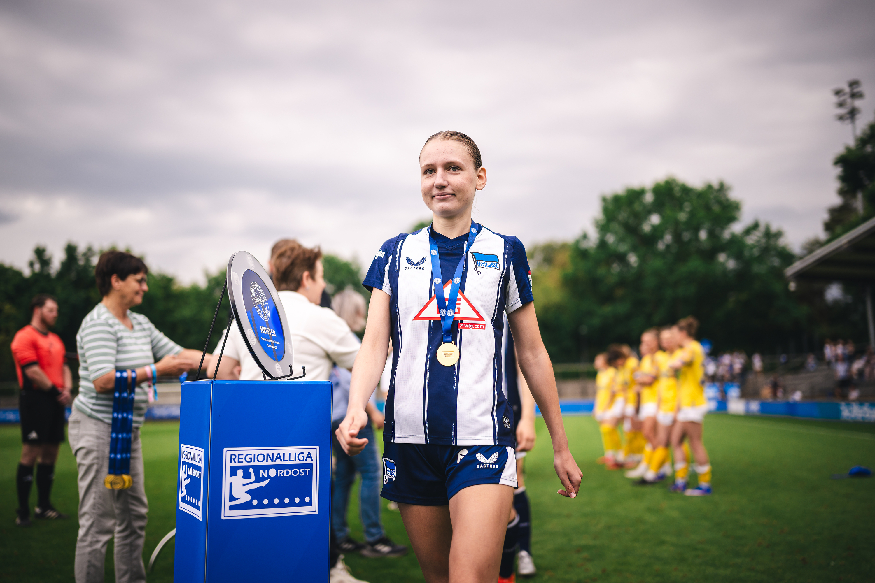 Amelie Blättner mit Medaille um den Hals bei der Meisterfeier der vergangenen Saison.