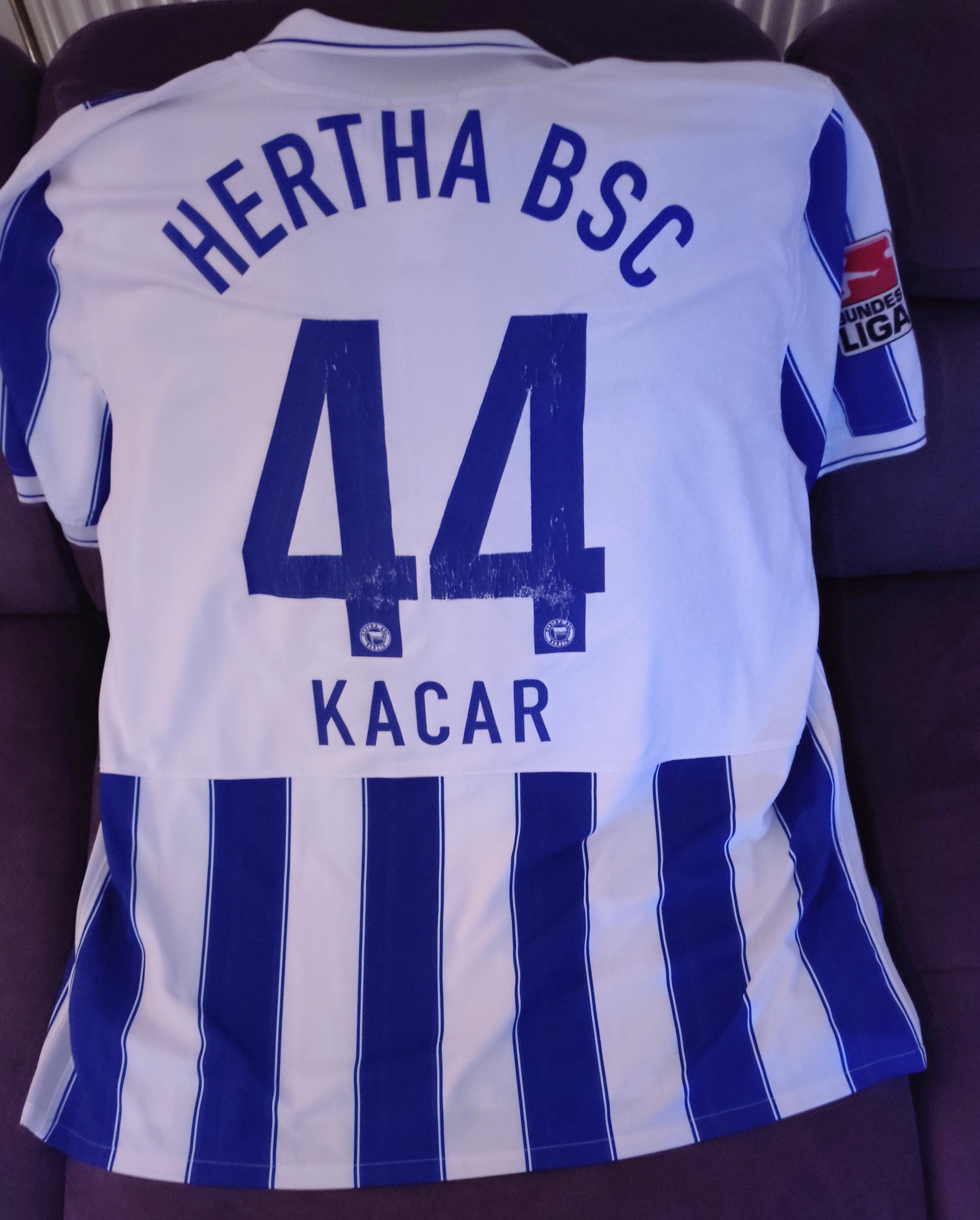 Das Trikot von Gojko Kačar mit der Nummer 44, das sich Daniel damals gekauft hat.
