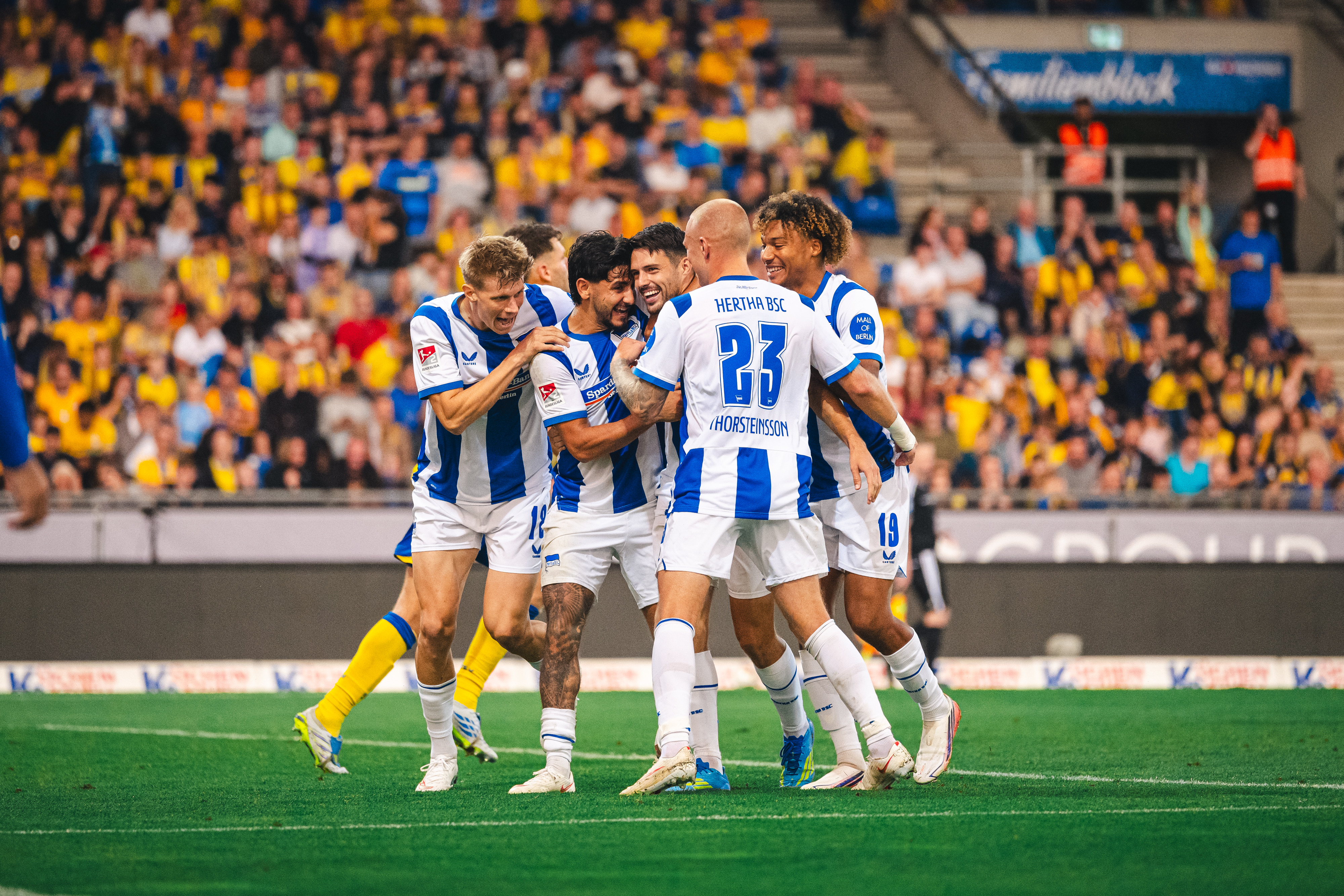Unsere Jungs feiern das 4:2 von Brekalo gemeinsam.