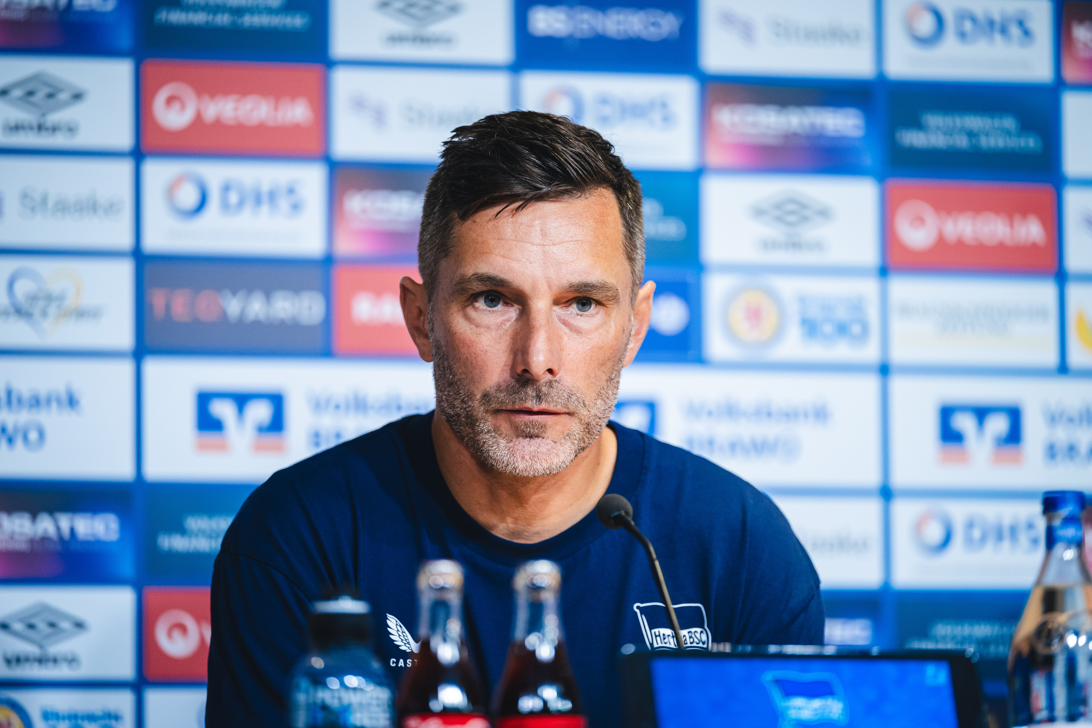 Stefan Leitl auf der Pressekonferenz in Braunschweig.