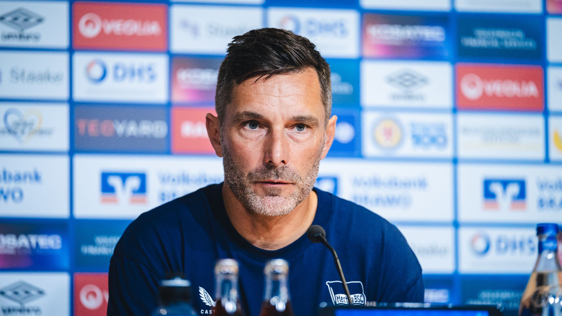 Stefan Leitl auf der Pressekonferenz in Braunschweig.