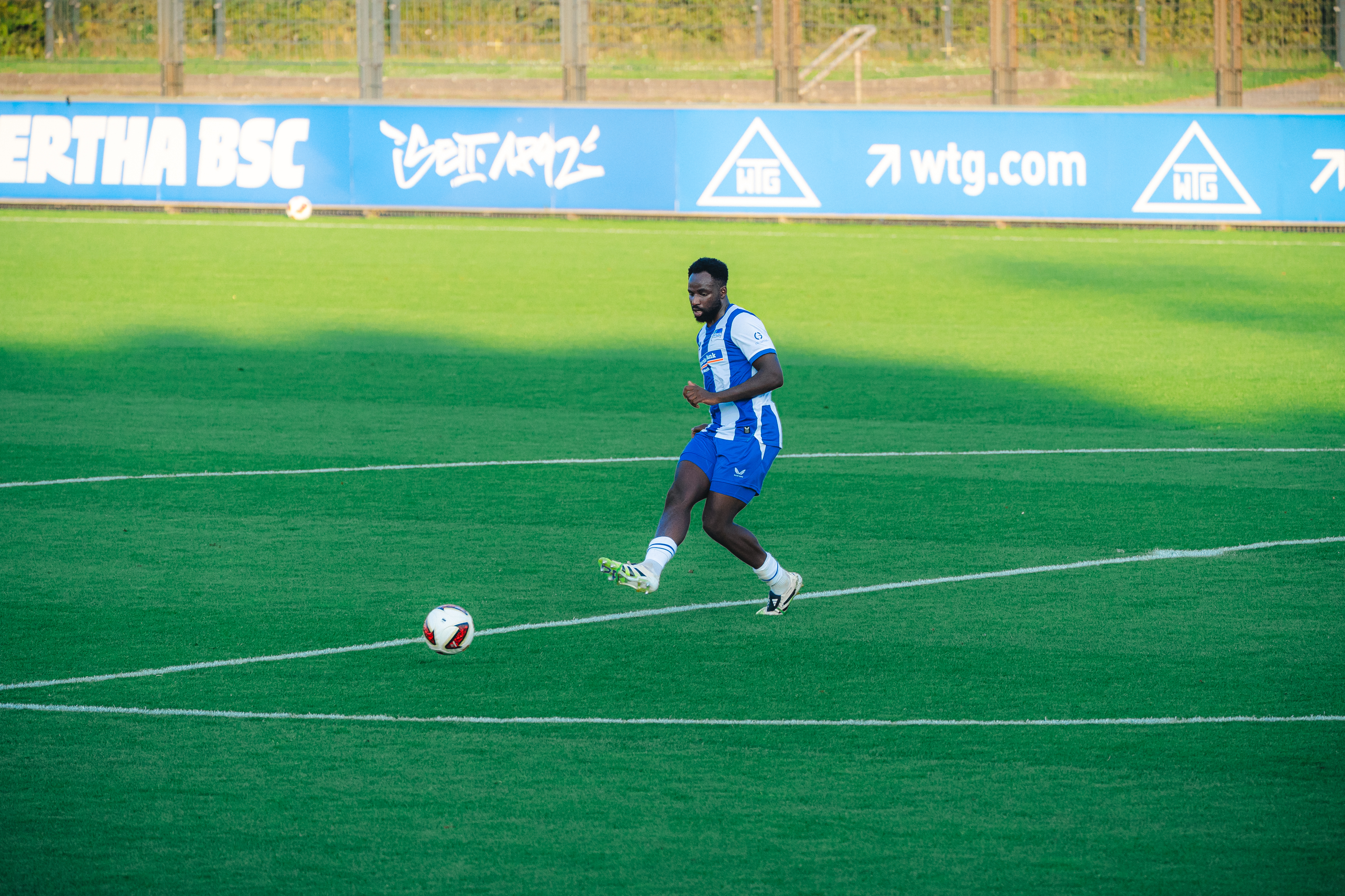Mustafa Kourouma spielt einen Pass.