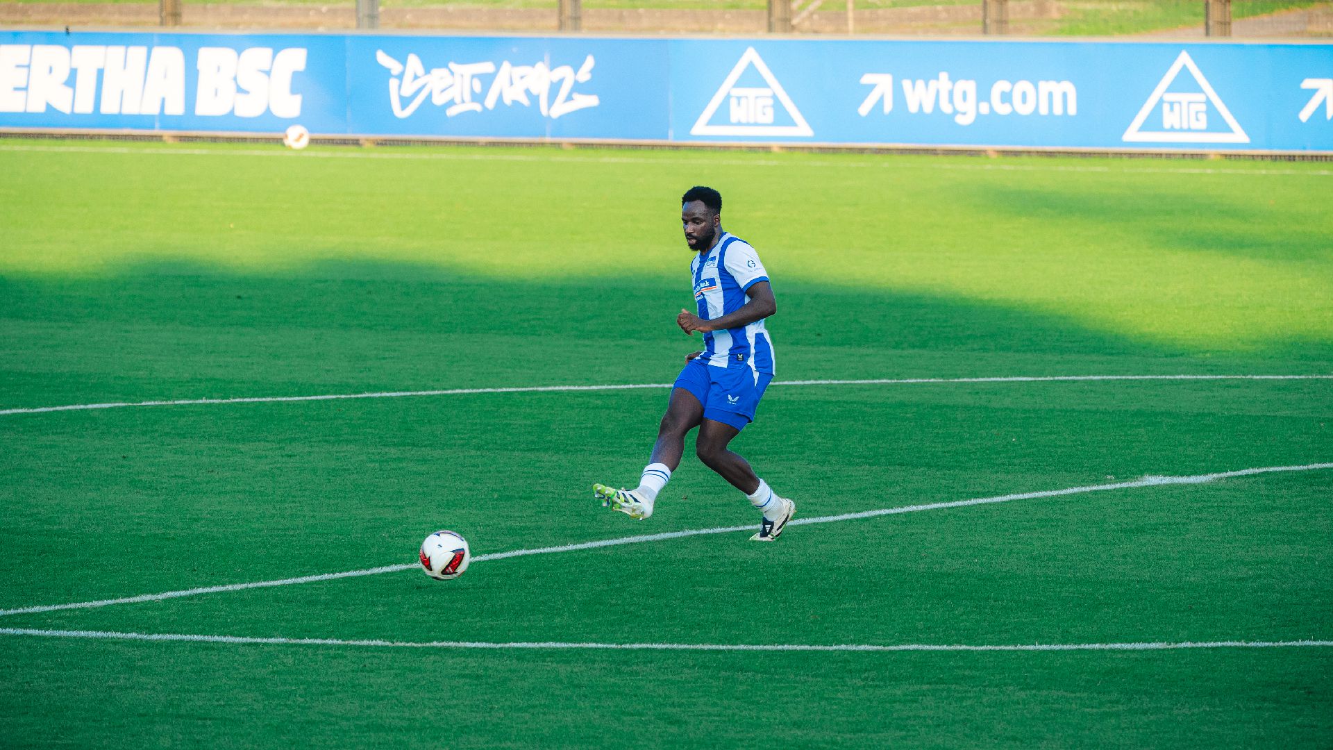 Mustafa Kourouma spielt einen Pass.