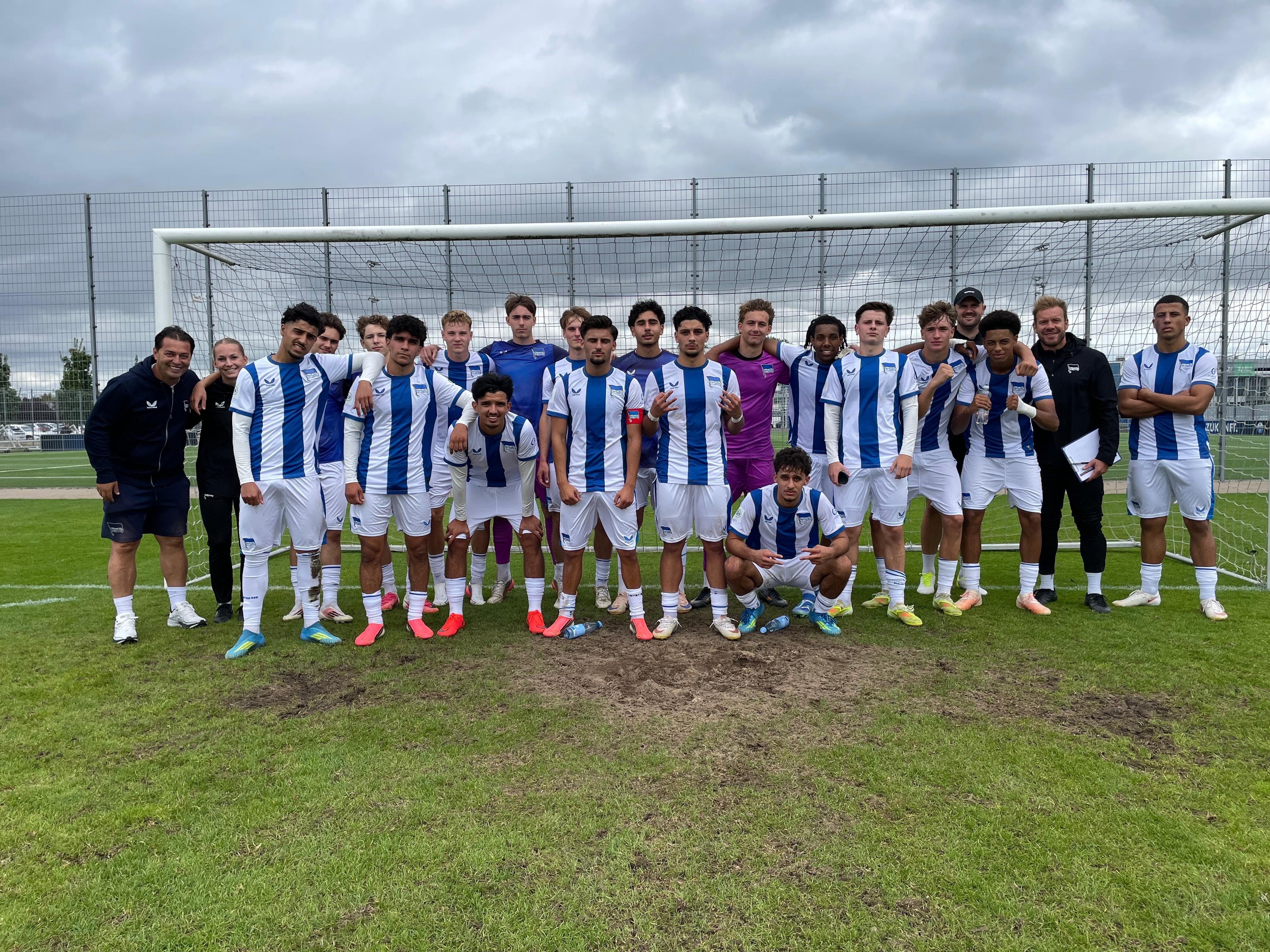 Das Siegerfoto der U19 nach dem Weiterkommen im Pokal gegen den SC Paderborn.