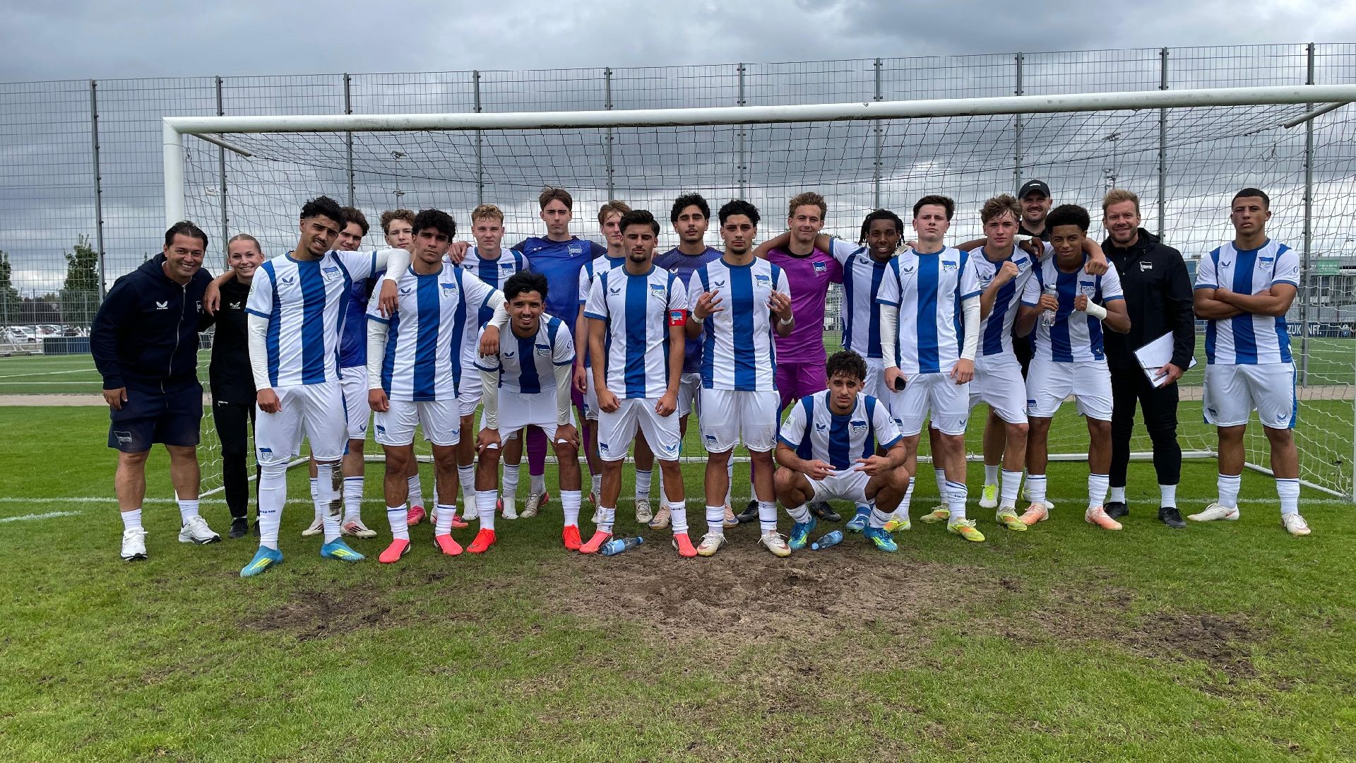 Das Siegerfoto der U19 nach dem Weiterkommen im Pokal gegen den SC Paderborn.