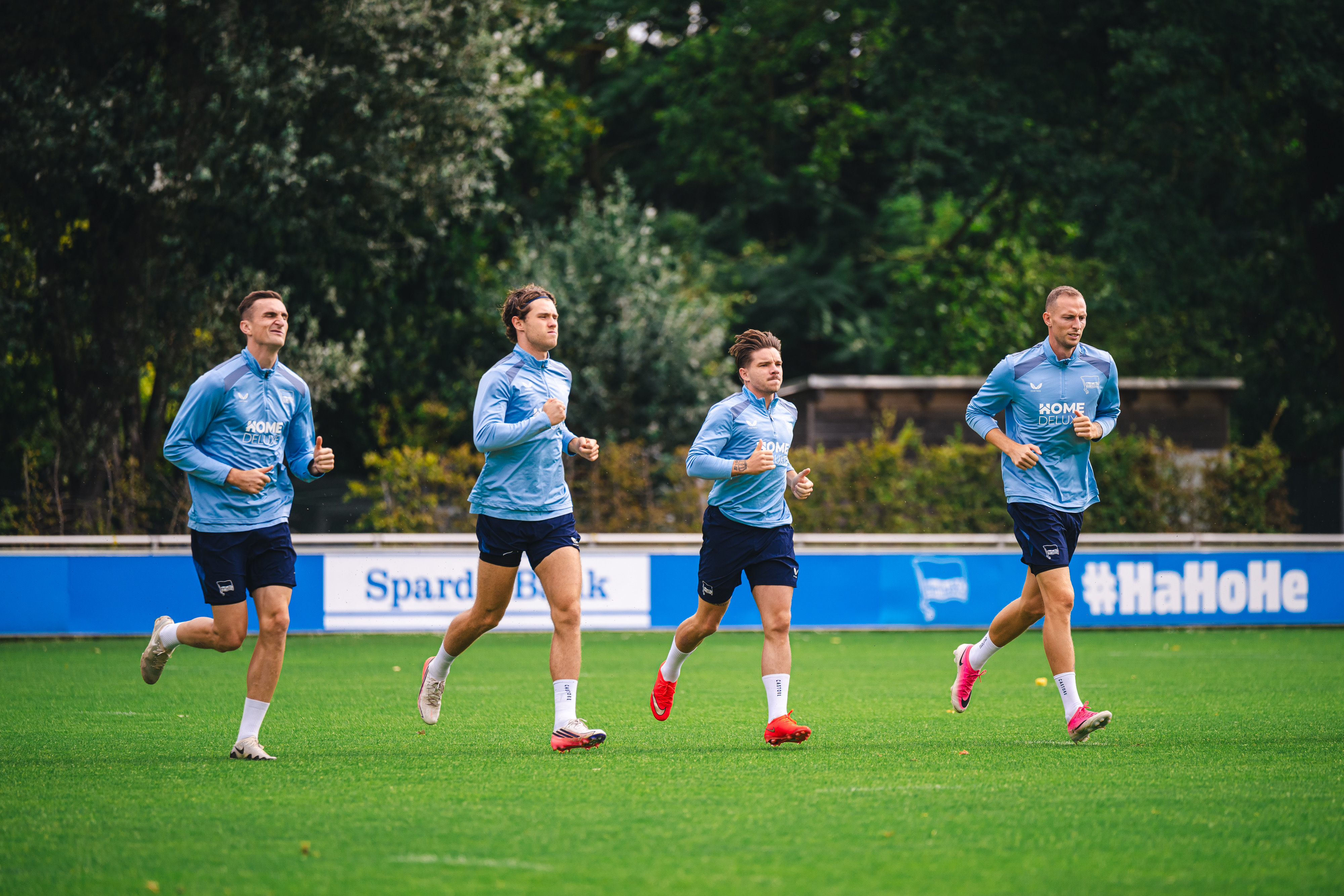 Niklas Kolbe, Linus Gechter, Mads pedersen und Gustaf Nilsson laufen sich ein.
