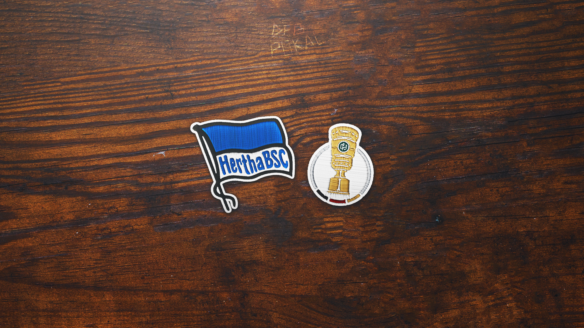 Die Hertha-Fahne und das Logo des DFB-Pokals.