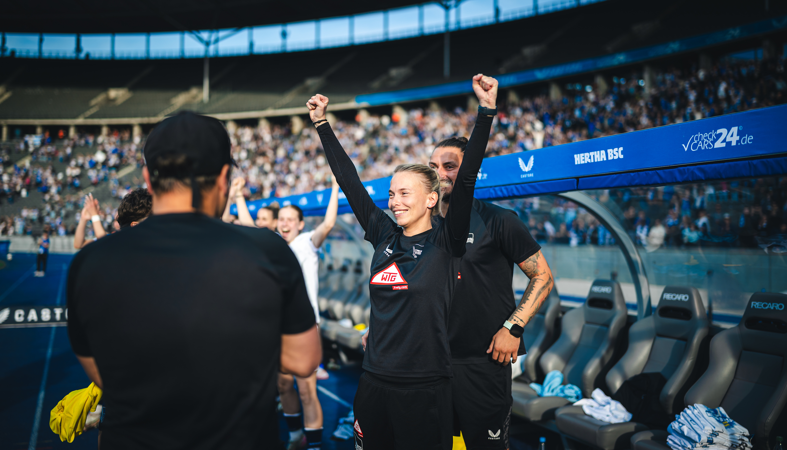 Srah Kollek jubelt vor der Trainerbank im Olympiastadion .
